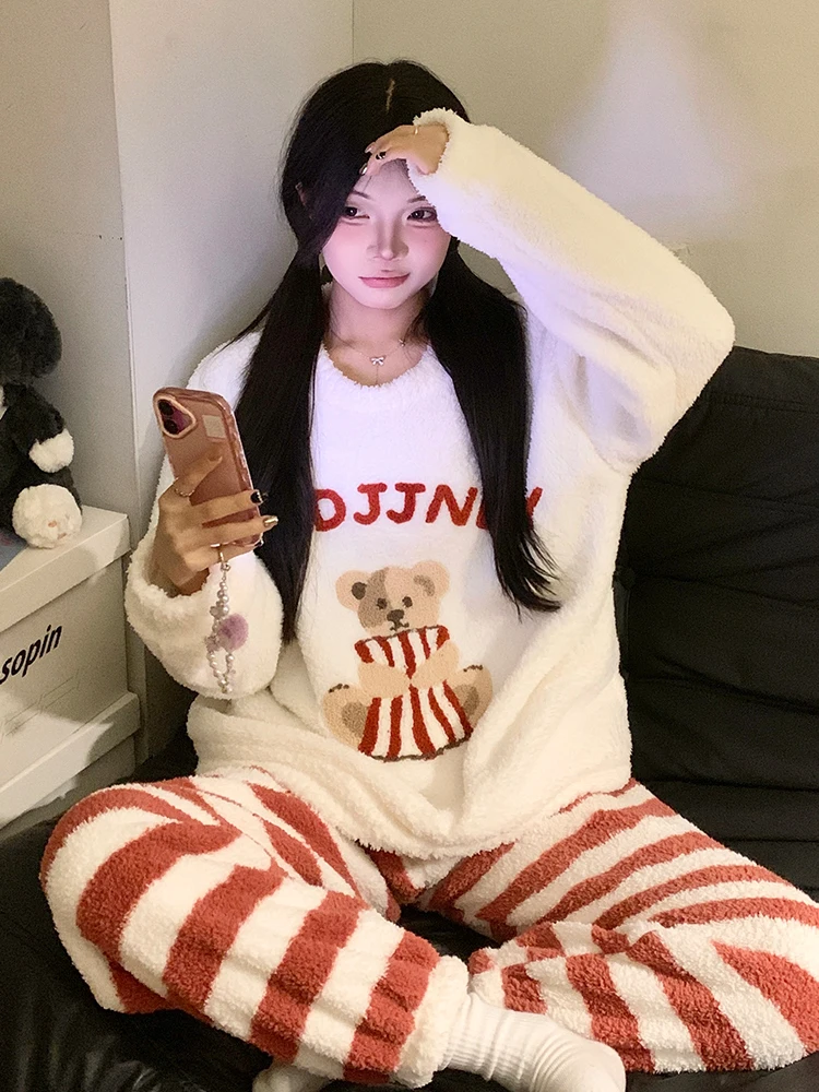 بيجامة دافئة مخملية رقيقة مخططة جديدة لعام 2025 للنساء، ملابس منزلية للخريف والشتاء من الصوف المرجاني السميك على شكل دب لطيف على شكل رسوم كرتونية