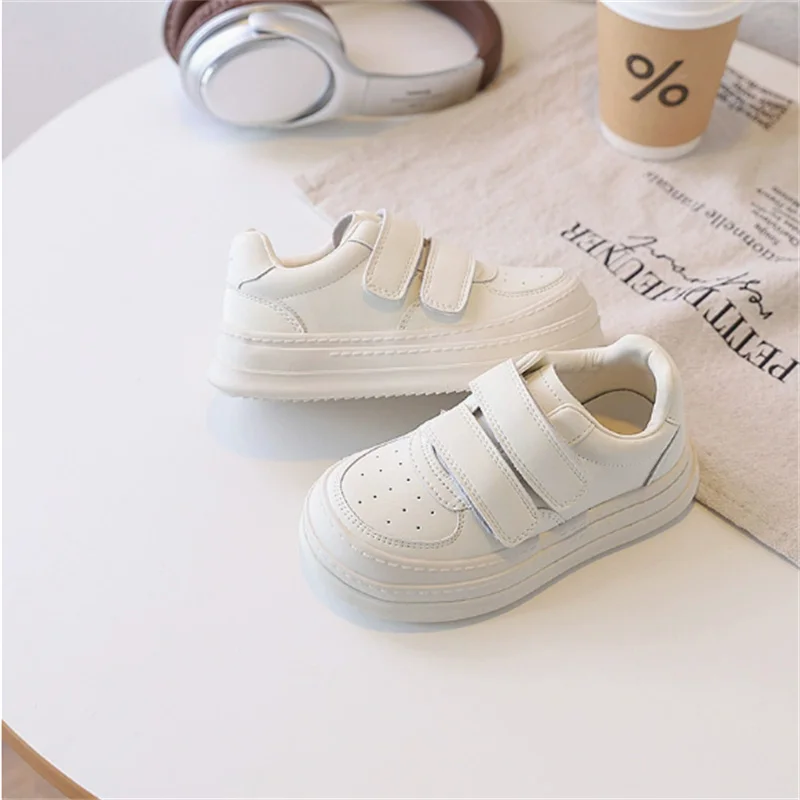 

Новинка 2023 года, весенняя детская обувь, кожаные белые детские теннисные дышащие модные уличные кроссовки для мальчиков и девочек, размер 26-37