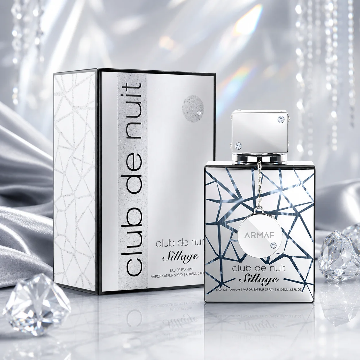 Club de Nuit Sillage Eau de Parfum Unisex, Botella Cuadrada Transparente, Patrón Geométrico Azul Oscuro con Grietas, Tapa Cúbica Plateada con Incrustaciones de Cristal, Colgante Medallón Redondo Plateado, Fragancia Amaderada Fresca y Limpia de Larga Duración, Caja de Regalo Geométrica Plateada y Blanca a Juego