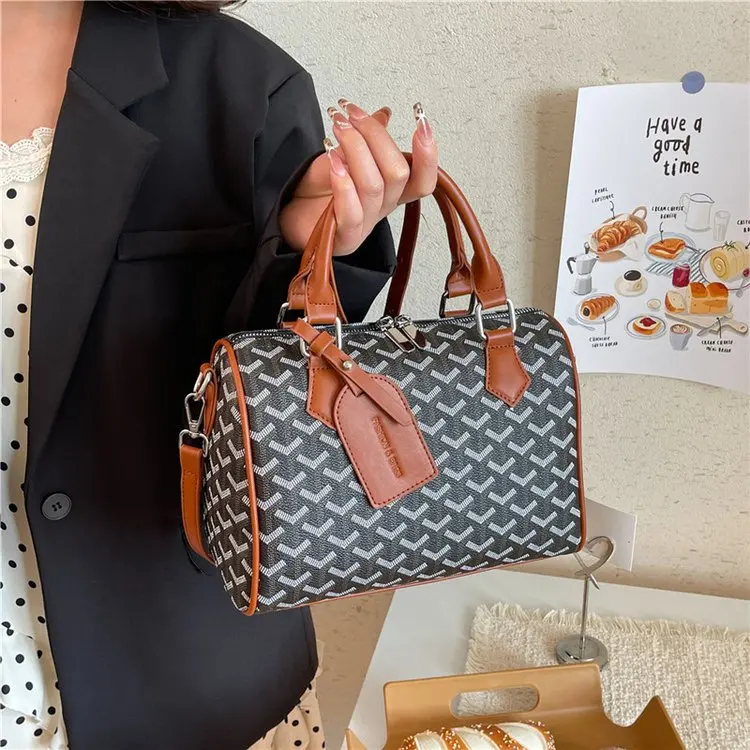 Stylish Vintage Women's Diaper Bag Elegant Leather Large Capacity Designer Tote Luxury Minimalist Classic Fashionable Commuter