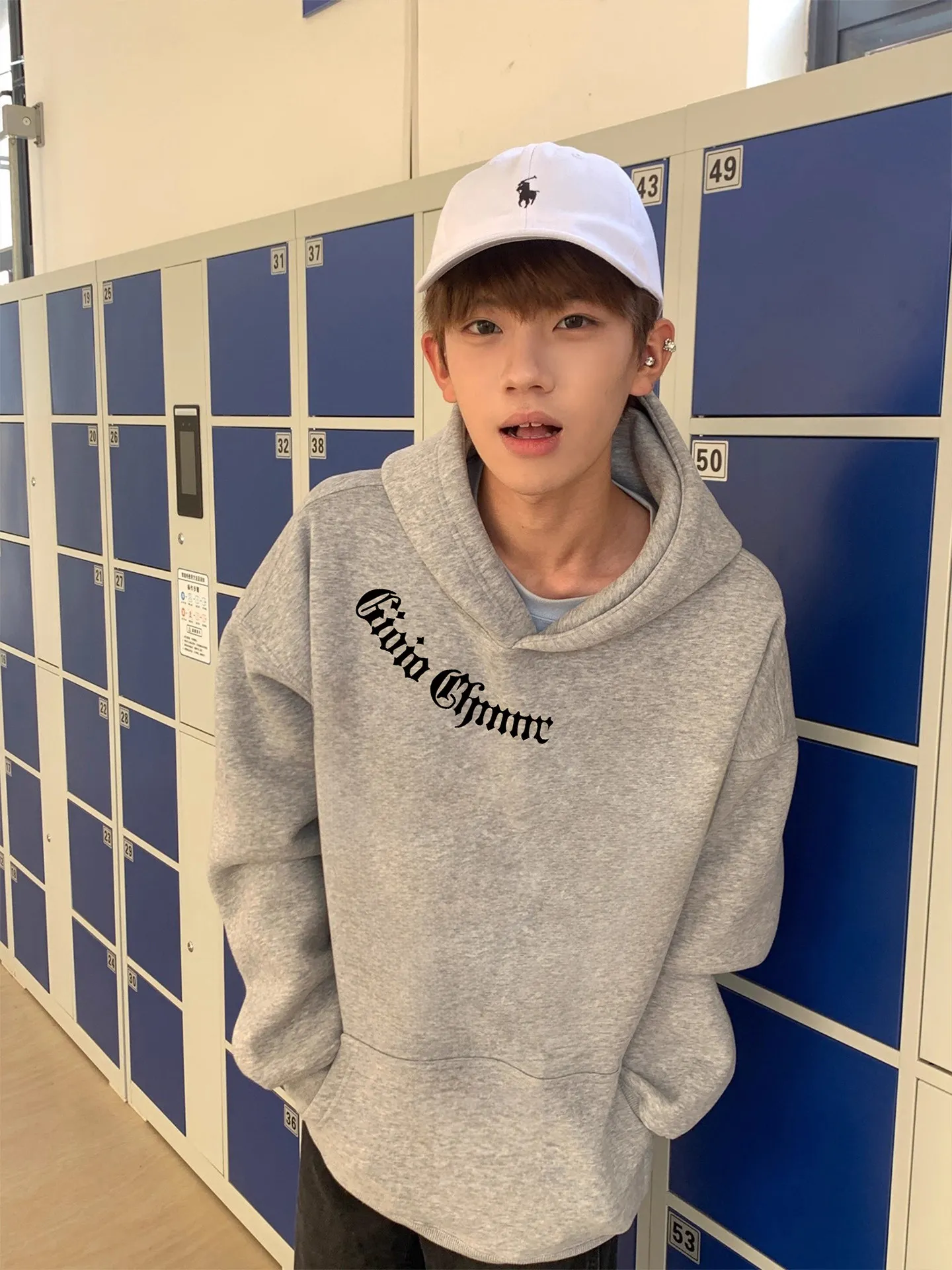 High stree hip-hopstylegreyhoodedsweatshirt fo boys, with addedpadding and thickness.2026 new model,trendyChinese styleclothing.