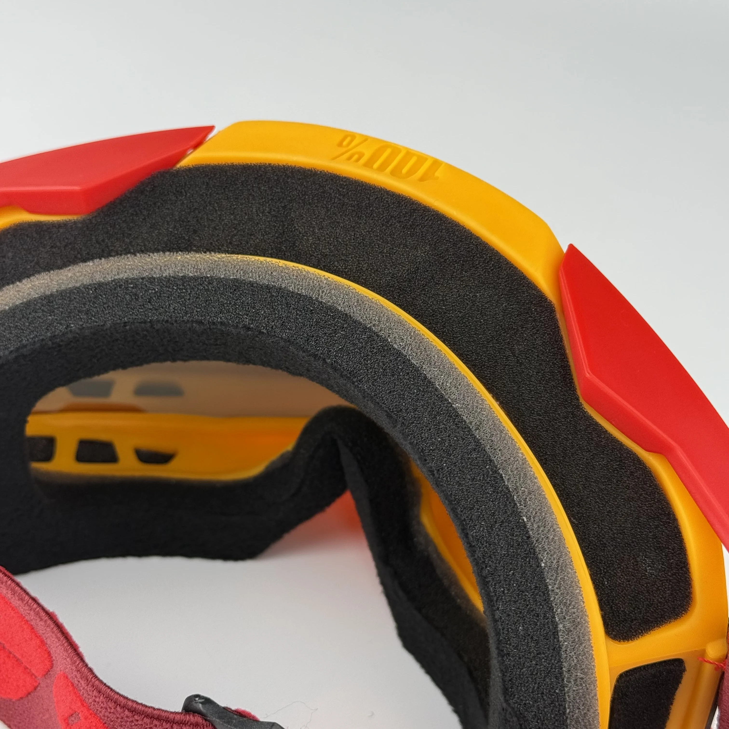 Off-Road Goggles & ATV Mask with Detachable, Windproof, Dustproof, and UV400-Protected Lenses for Outdoor Riding.
