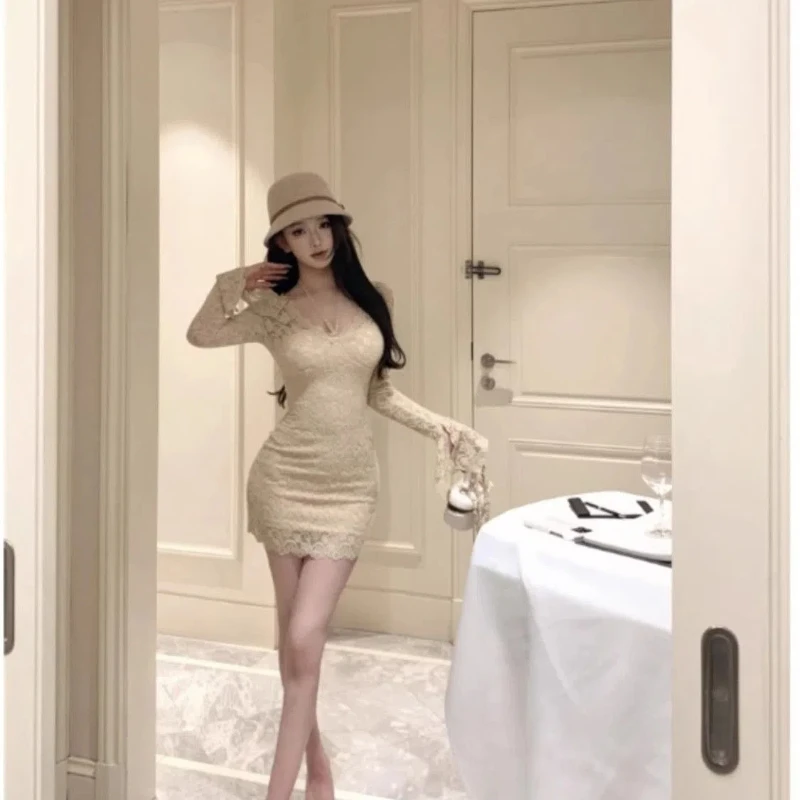 Temperament Reine Lust Stil V-ausschnitt Neckholder Spitze Lange-ärmeln Kleid für Frauen Neue Heiße Mädchen Enge Taille