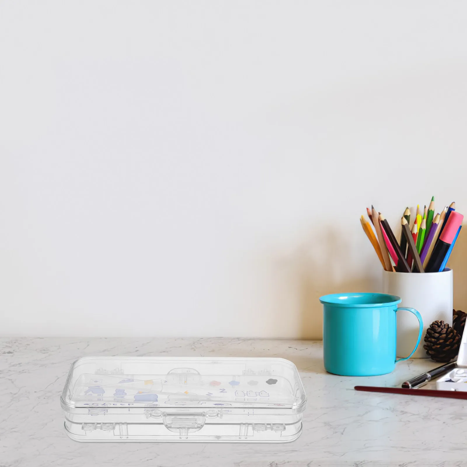 

Простой стильный прозрачный пенал-контейнер из пластика для канцелярских принадлежностей: ручек, карандашей, акварельных кистей, ластиков, линеек