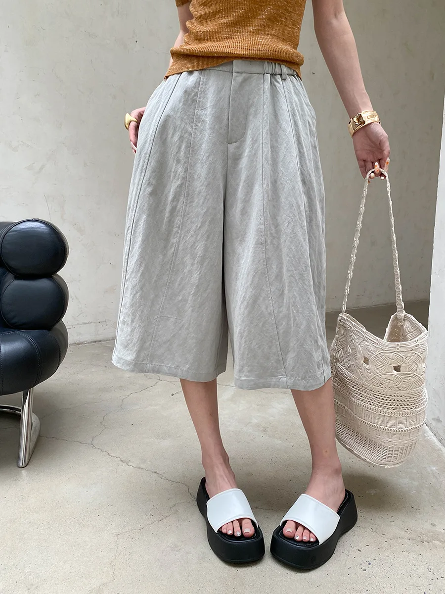 Sommerliche Damen-Freizeithose in einfarbigem Design mit lockerem Schnitt und hohem Bund und weitem Bein. – Detail 36