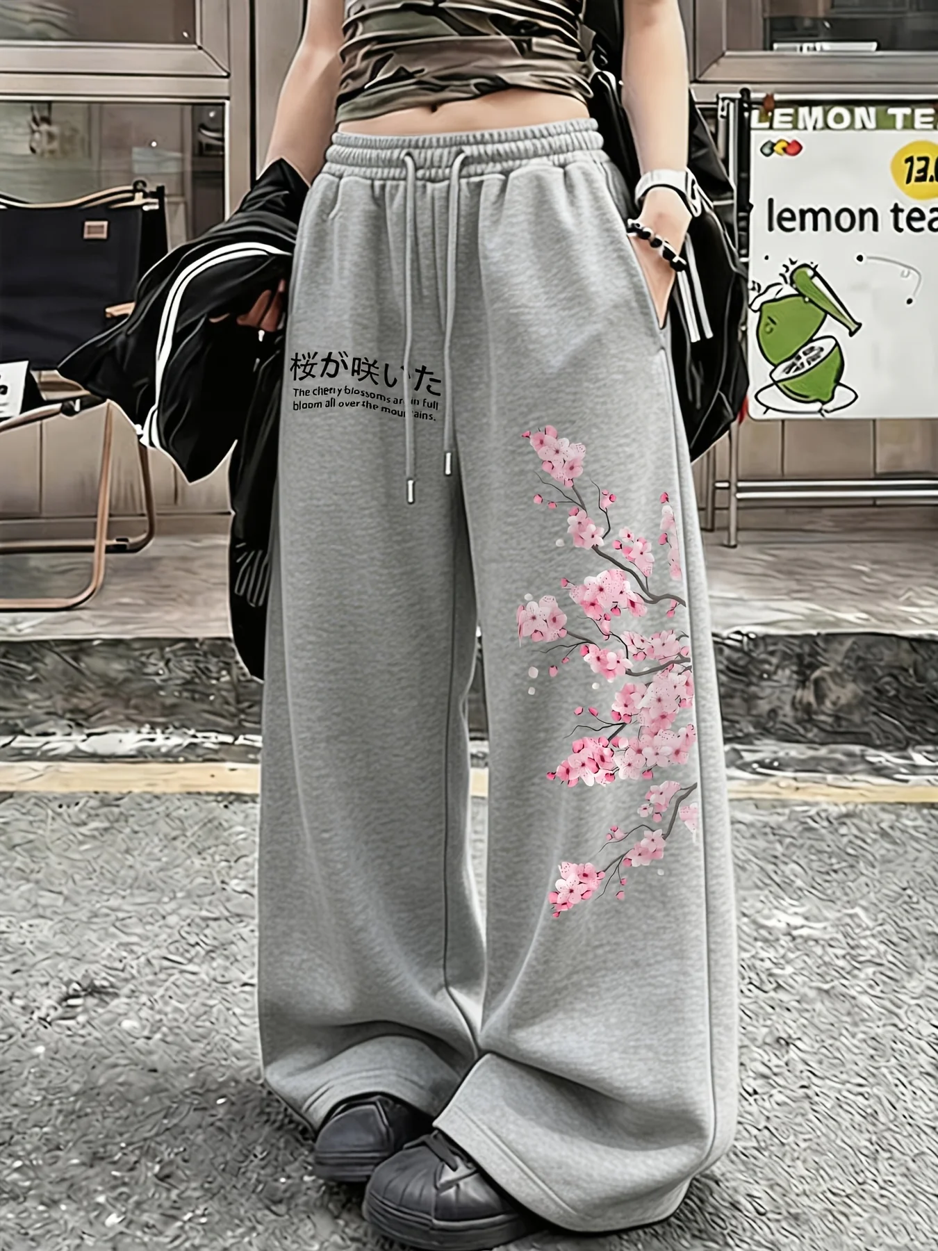 Neue Damen-Plus-Size-Hose mit Kirschblüten-Print, Fleece, elastischem Bund, geradem Bein, modisch und vielseitig. – Detail 4