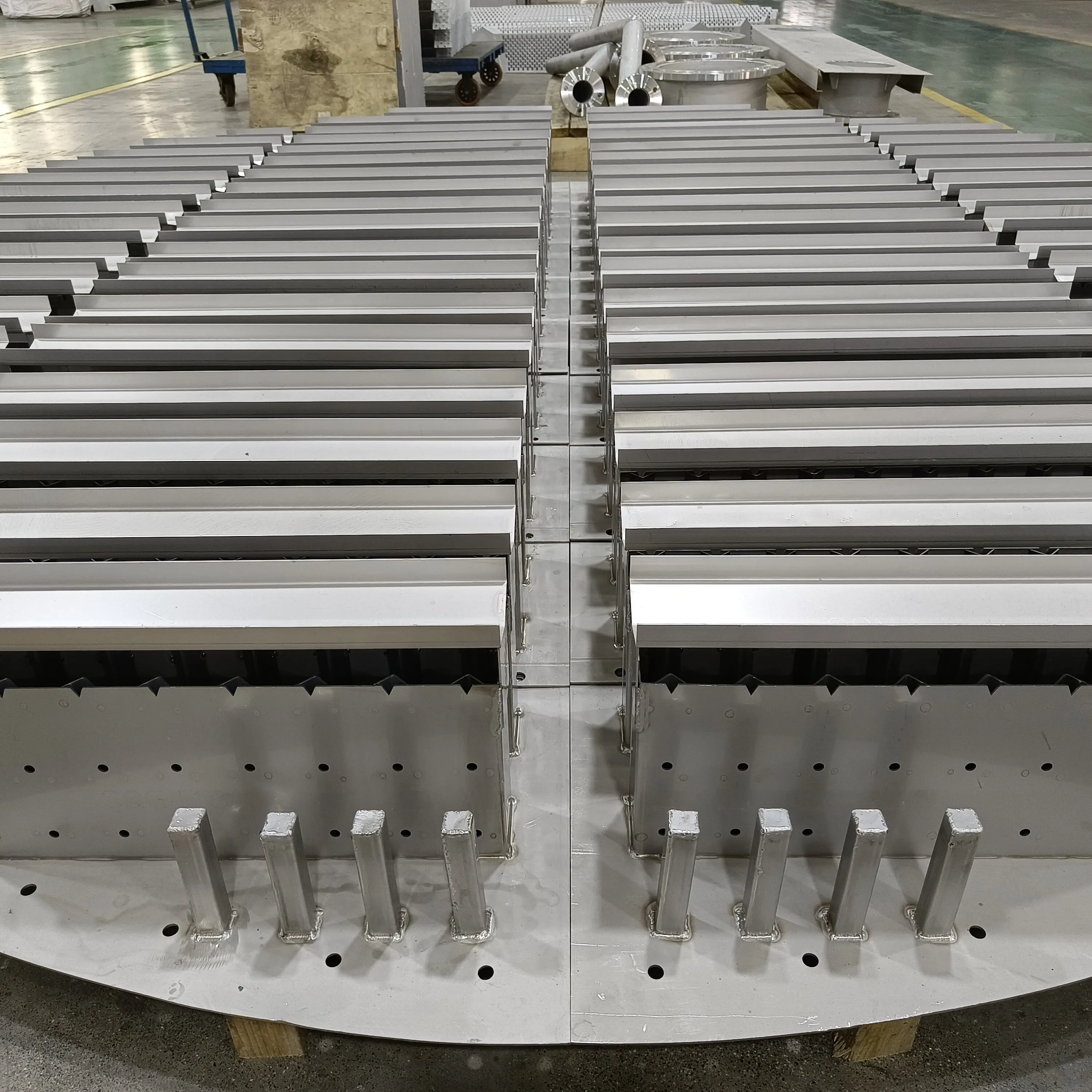 

Stainless Steel Standard Slot Tray Liquid Dispenser for Tower Interior