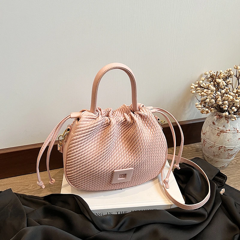 In 2024, the new solid-color high-grade pleated Rhomboid PU shoulder bag is small and delicate, simple and generous