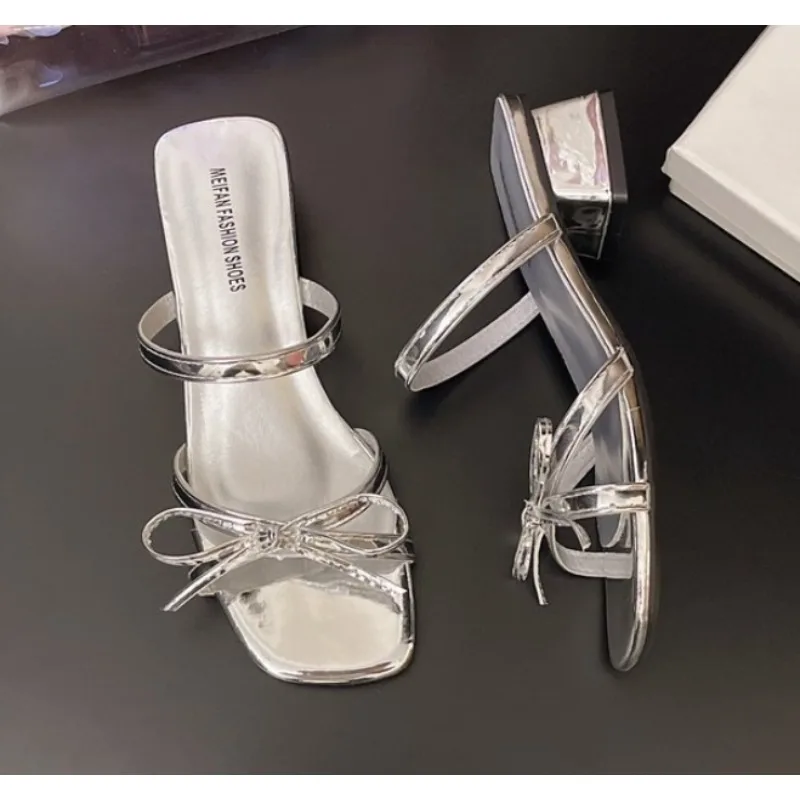 

Летние туфли на среднем каблуке с квадратным носком, плиссированные массивные сандалии с линией одной обуви, женские босоножки на высоком каблуке с декором в виде бабочки