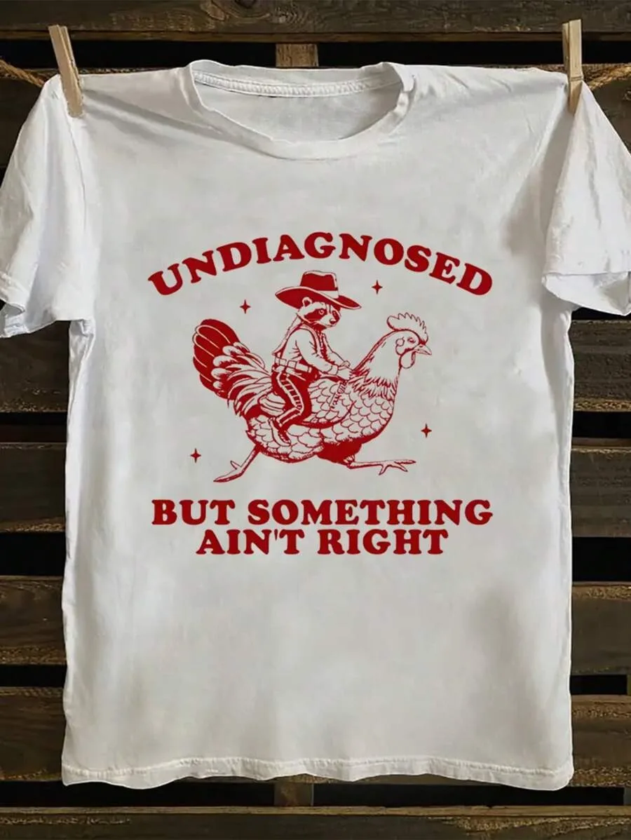 

Большой размер — белая футболка с короткими рукавами: «UNDISAGNOSED BUT SOMETHING AIN'T RIGHT» Графика с изображением енота и курицы