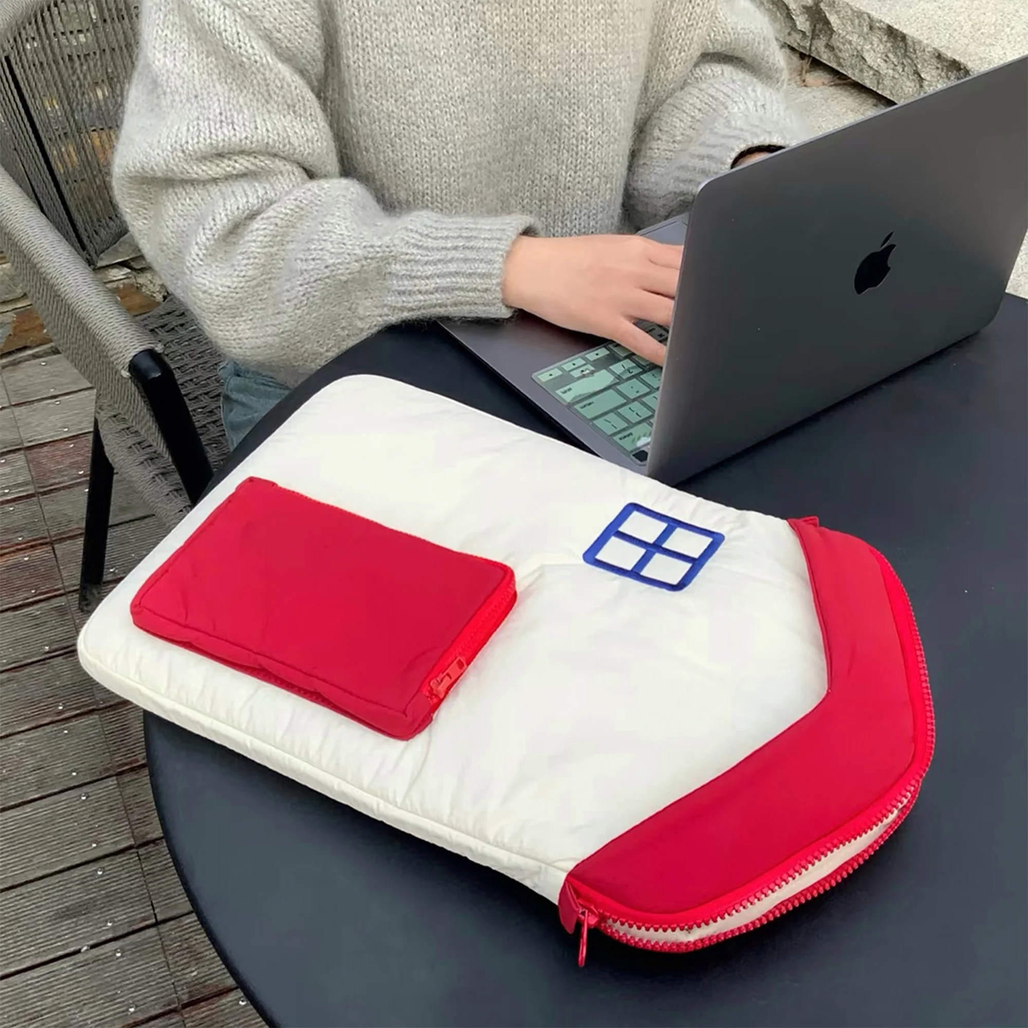 Bolsa para Tablet Crann Original Cloud House, Revestida em Aodão, Bolsa Interna para iPad e Notebook, Versátil, Estilo Casu...