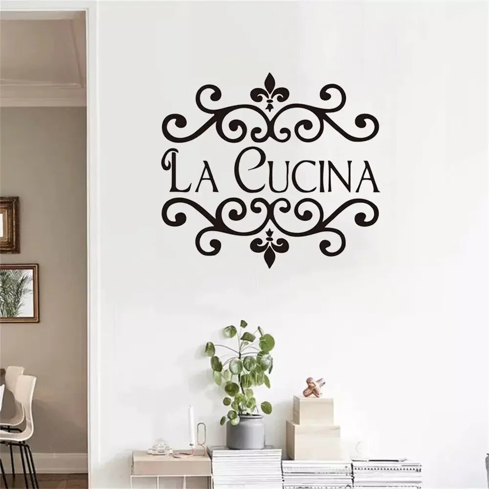 Vinilo Decorativo para Pared de Cocina La Cucina, Diseño Italiano con Frases, Decoración Floral, Vinilo Recortado, Resistente al Agua, Mural Artístico
