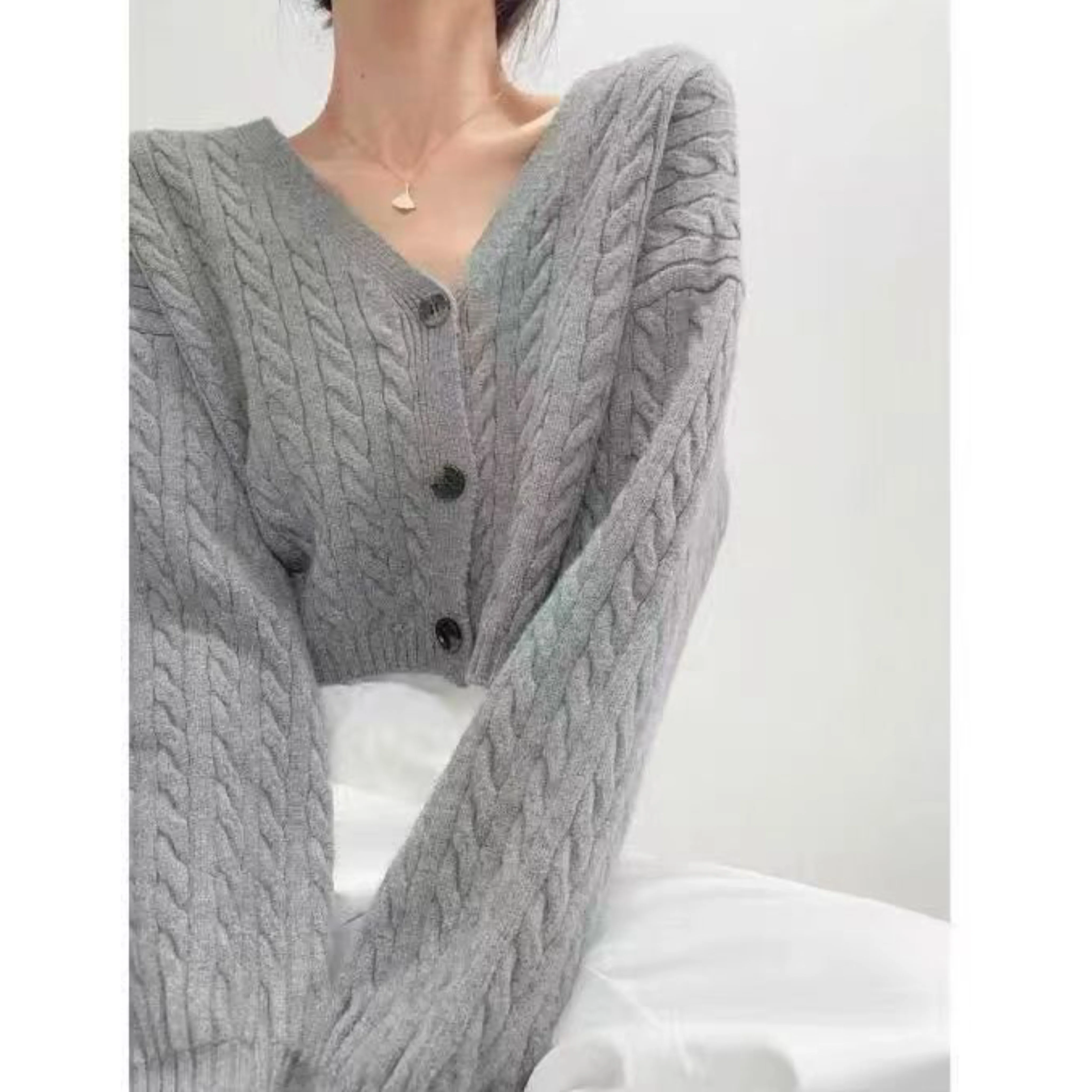 เสื้อคลุมคาร์ดิแกนไหมพรมถักแบบหลวมๆ สไตล์ลำลอง สำหรับฤดูใบไม้ร่วงและฤดูหนาว แขนยาว รุ่นใหม่สำหรับผู้หญิง เสื้อครอปอเนกประสงค์ เนื้อผ้านุ่ม สวมใส่สบาย