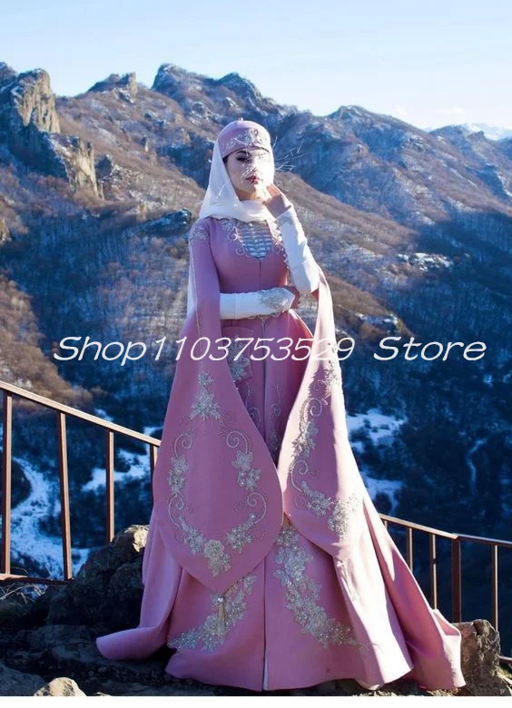 Roze Prinses Caucasus Kaftan Trouwjurken Met Cape Met Lange Mouwen Bloemen Borduurwerk Riem Moslim Kaftan Bruidsjurk Outfit