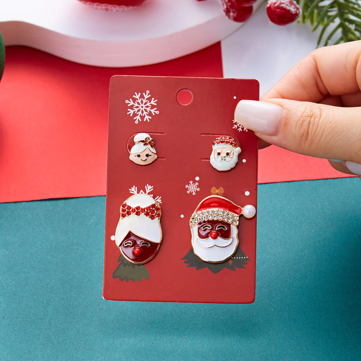 4 Stück Niedliche Weihnachtsmann-, Elch-, Tannenbaum- und Lebkuchenmann-Ohrstecker für Damen, Emaille-Weihnachtsbaum-Ohrringe, Neujahrs-Party-Schmuck – Detail 3