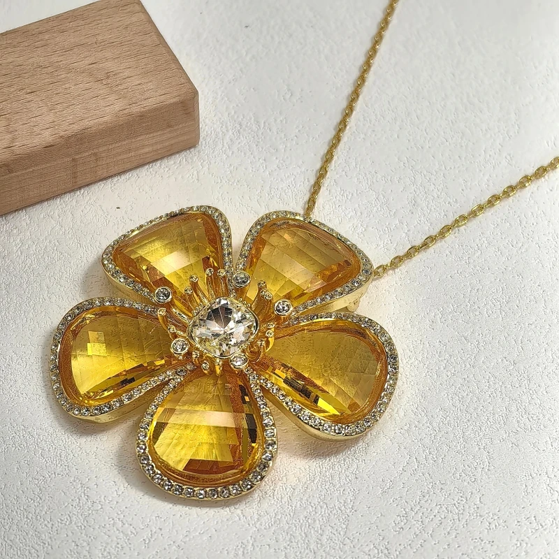 Hochwertige und stilvolle Damen-Party-Accessoires mit Blumenmuster