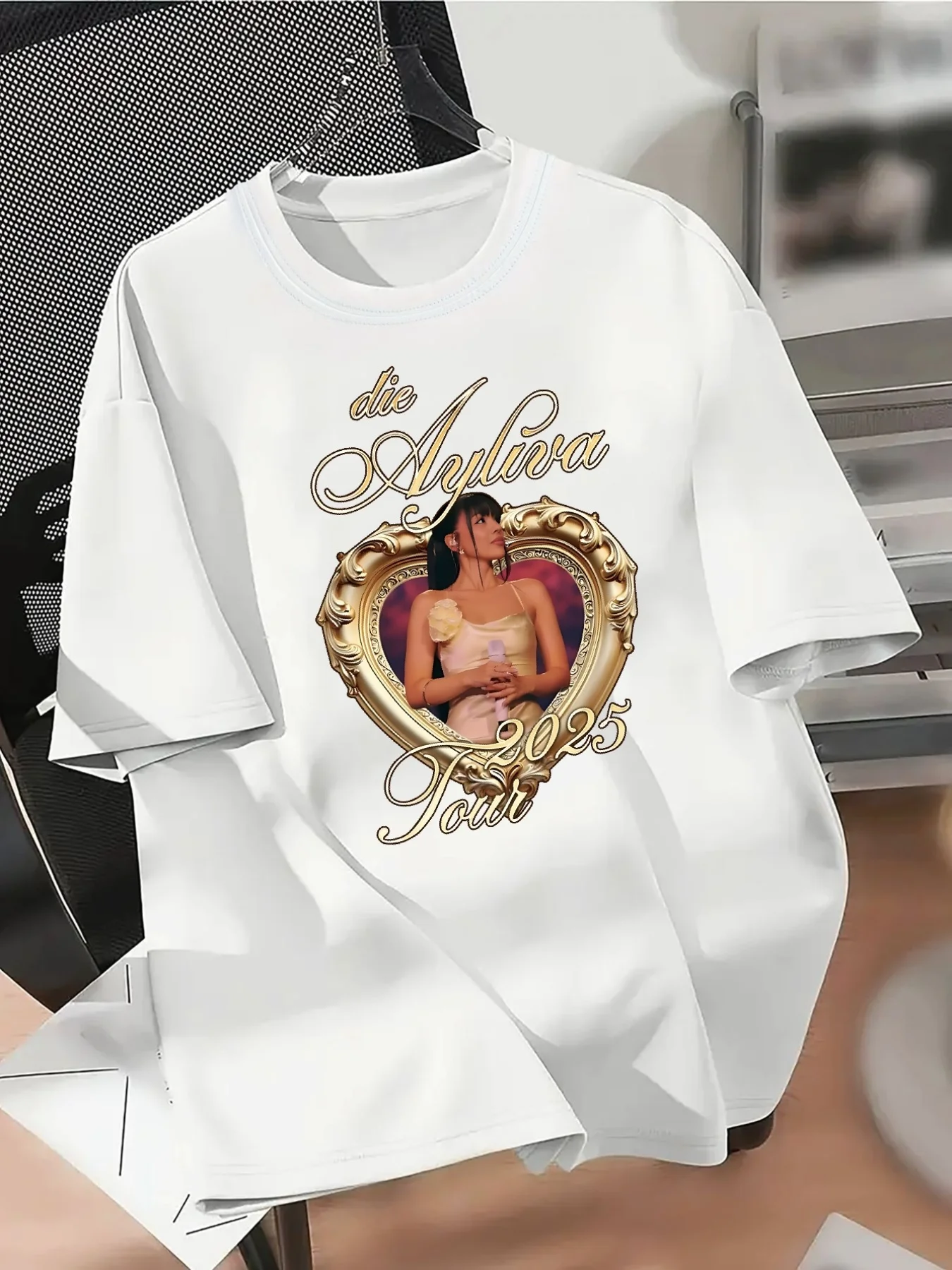 Ayliva 2025 Tour Concert Camiseta con estampado - Top casual de manga corta con cuello redondo para mujer con diseño geométrico dorado, verano blanco