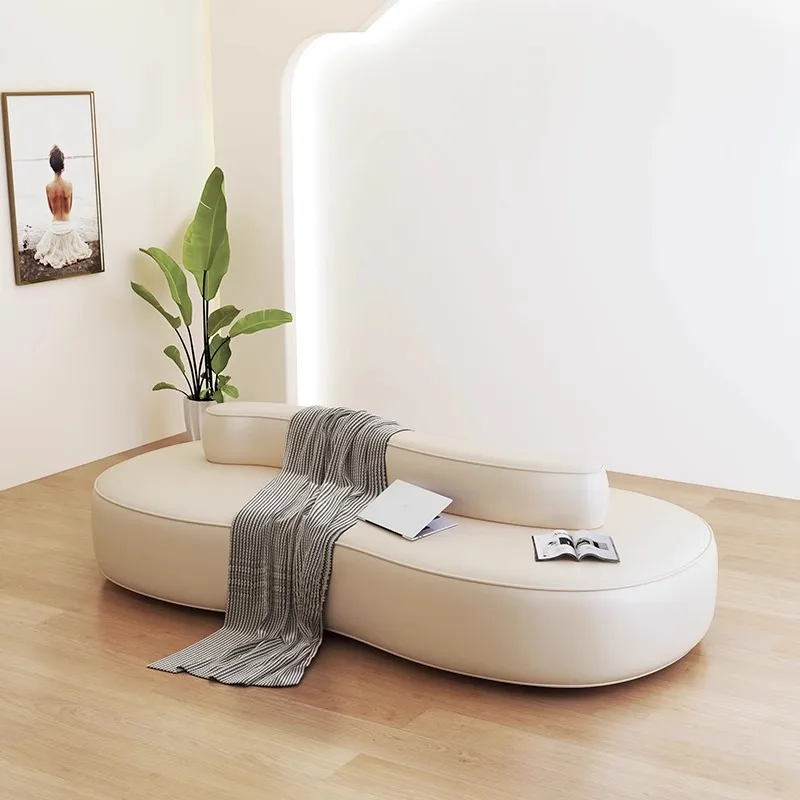 Gebogenes Sofa mit Rückenlehne. Speziell geformter, kreativer Bekleidungsgeschäft, Ausstellungshalle, der auf den Lounge-Rezeption im Schönheitssalon wartet