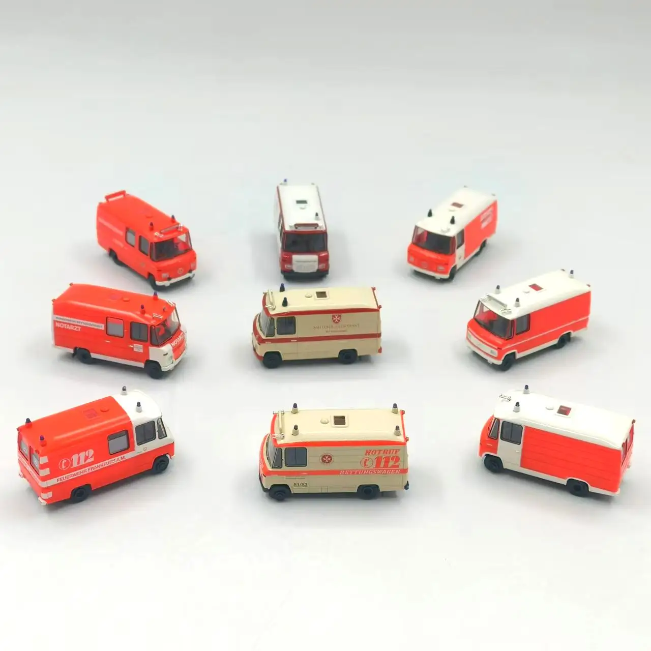 

1:87 Масштаб Benz BREKINA Транспортная помощь в чрезвычайных ситуациях Пластиковая модель автомобиля Коллекционная игрушка Подарок Сувенир Дисплей Орнамент