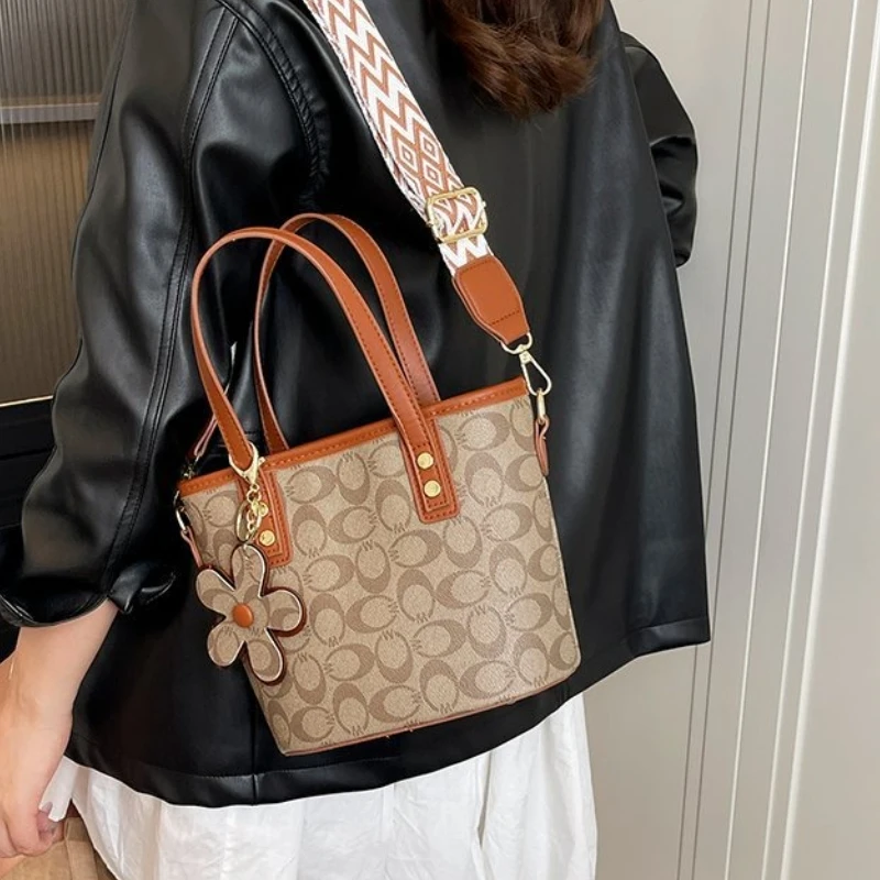 

Ручная женская сумка большой вместимости, пригородная большая сумка с европейской и американской монограммой, повседневная и универсальная сумка на одно плечо