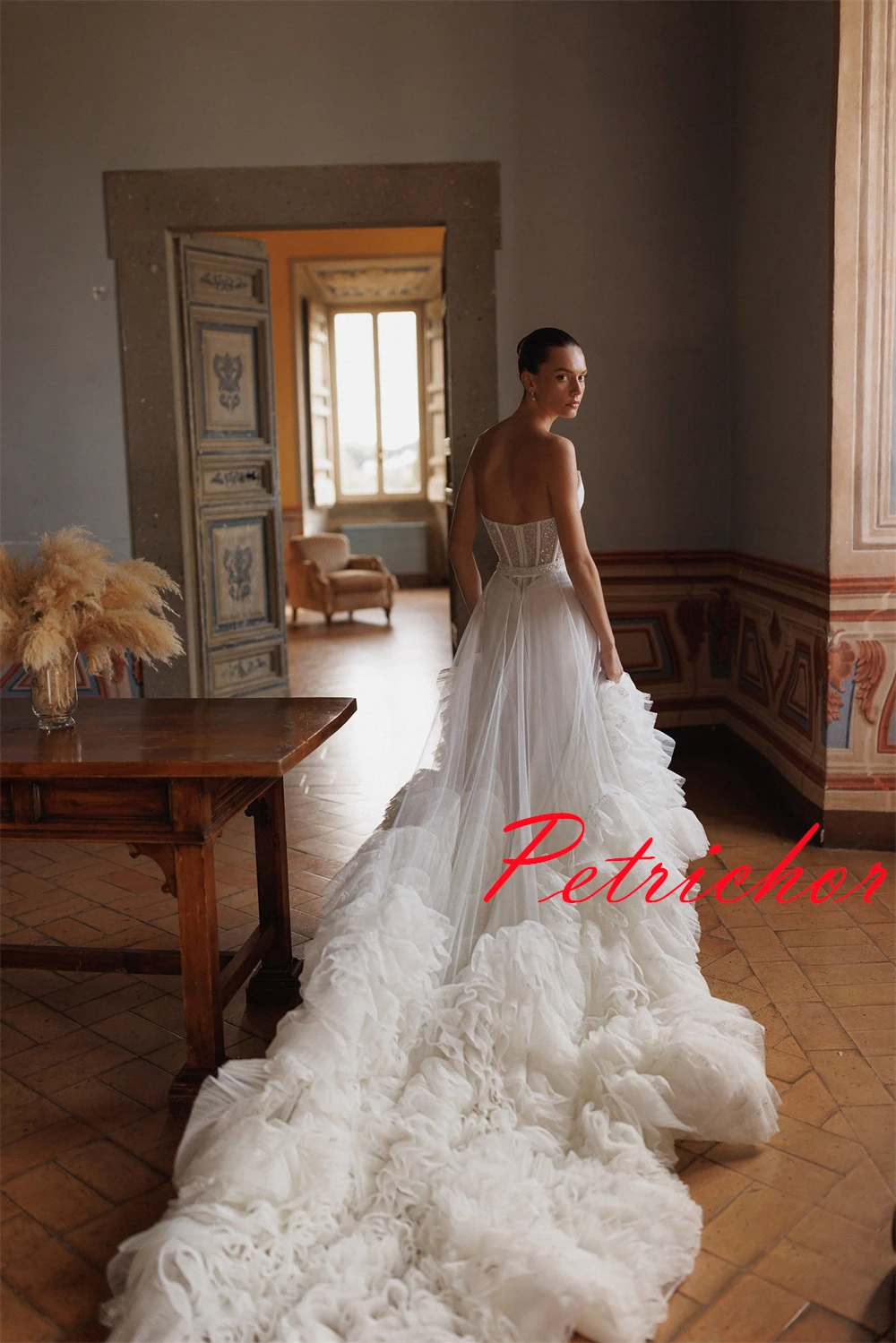 맞춤형 기질 화이트 새틴 웨딩 드레스 고품질 Strapless 민소매 지퍼 백 채플 트레인 신부 가운