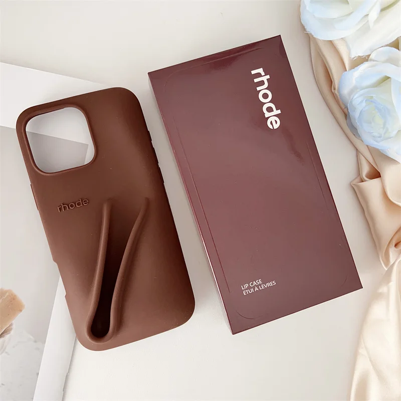 حافظة صفراء جديدة لهاتف آيفون 17 11 12 13 14 15 16 Pro Max Plus حامل ملمع الشفاه أحمر الشفاه غطاء ناعم من السيليكون مع ملمع الشفاه