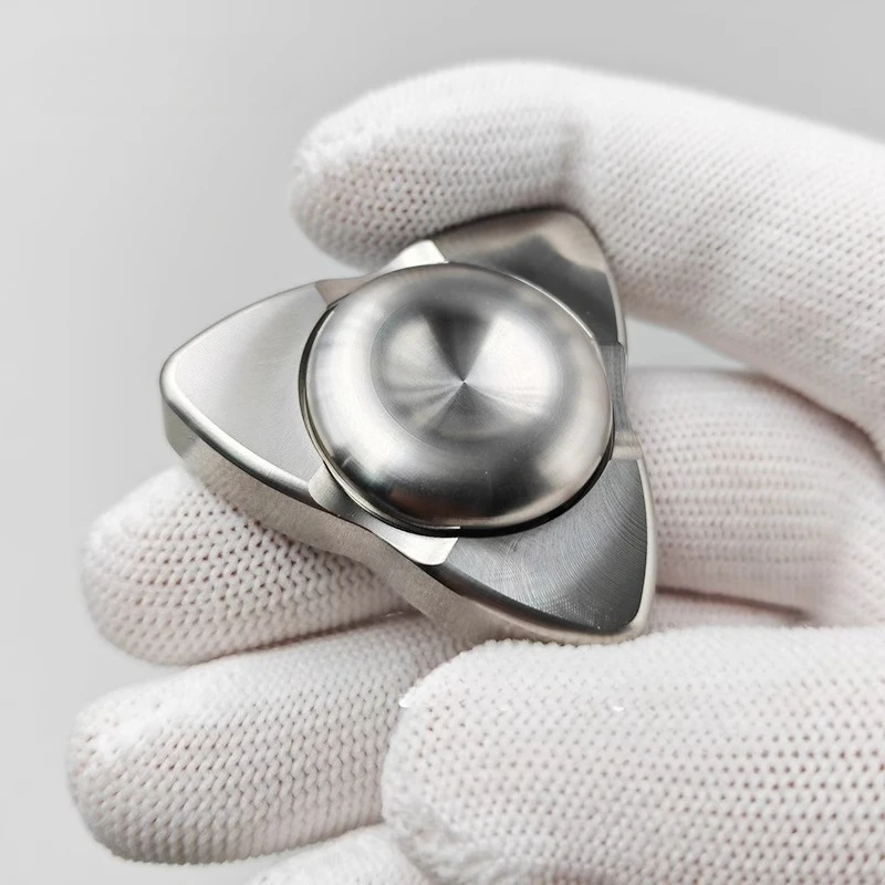 Giocattolo di decompressione giroscopico con punta delle dita meccanico tattile in metallo con motivo a coltello in acciaio inossidabile EDC a tre pagine