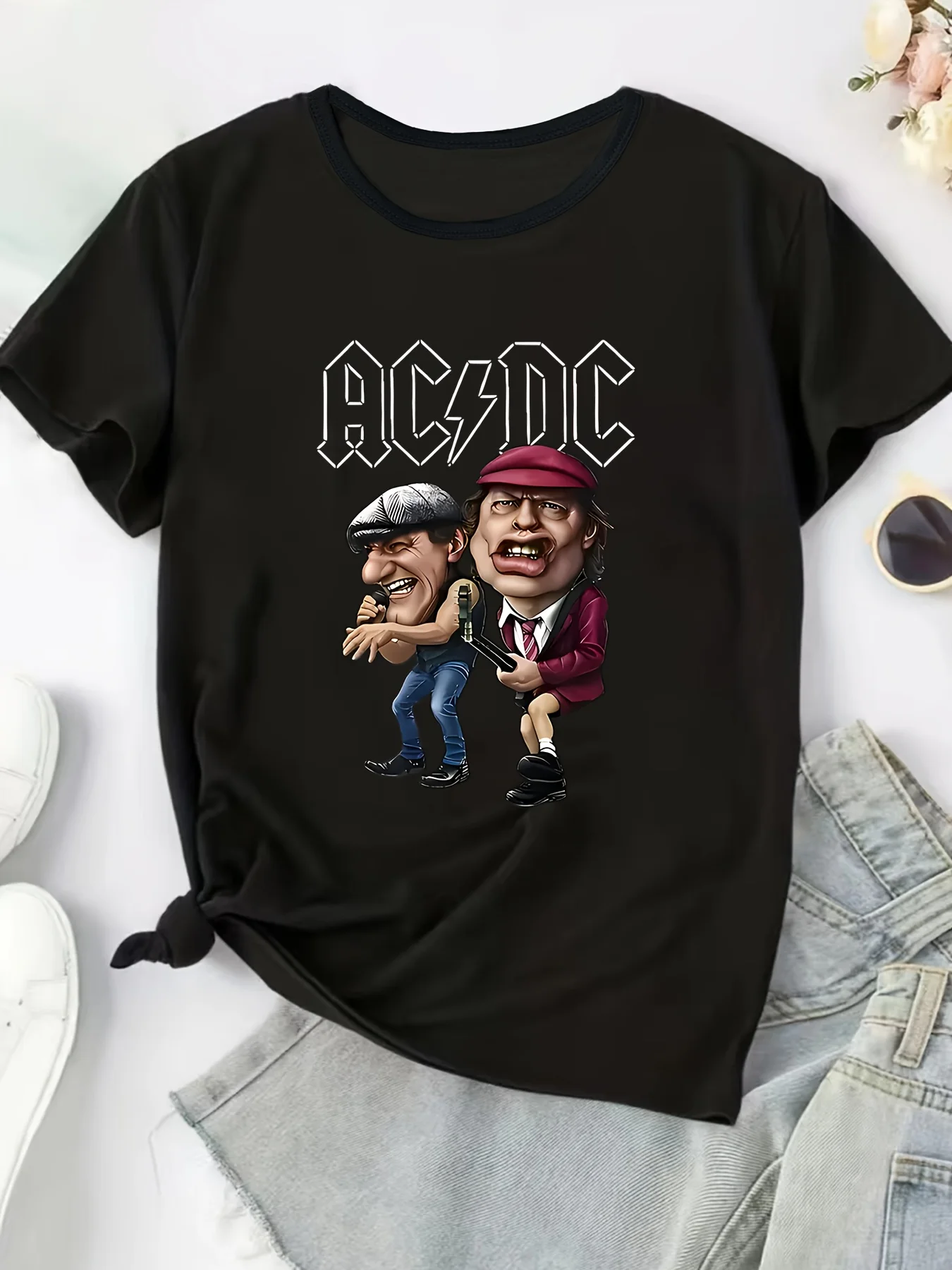 

Большие размеры: черная футболка с круглым вырезом — рубашка с ремешком AC/DC — тематический карикатурный принт: рок — энергичный и культовый