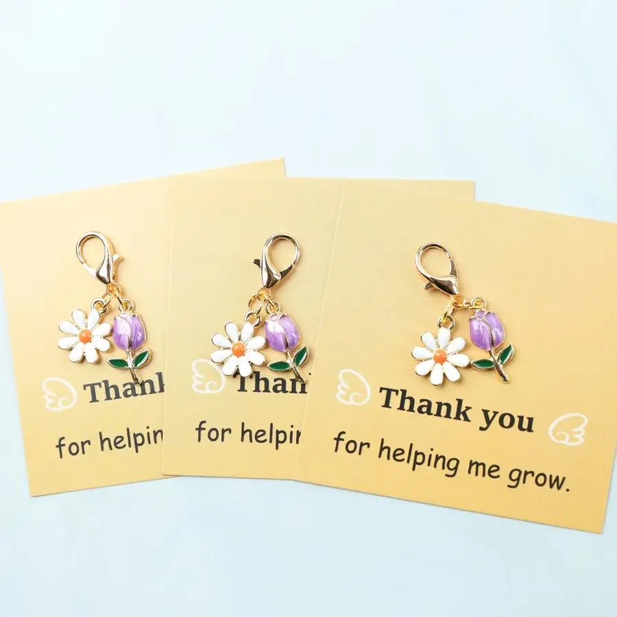 1/5/10/20/50/100pcs Keychain Pendants Featuring 3, 5, Or 10 Purple Tulips And Daisies, Paired with a Thank-You Card That Has Ang