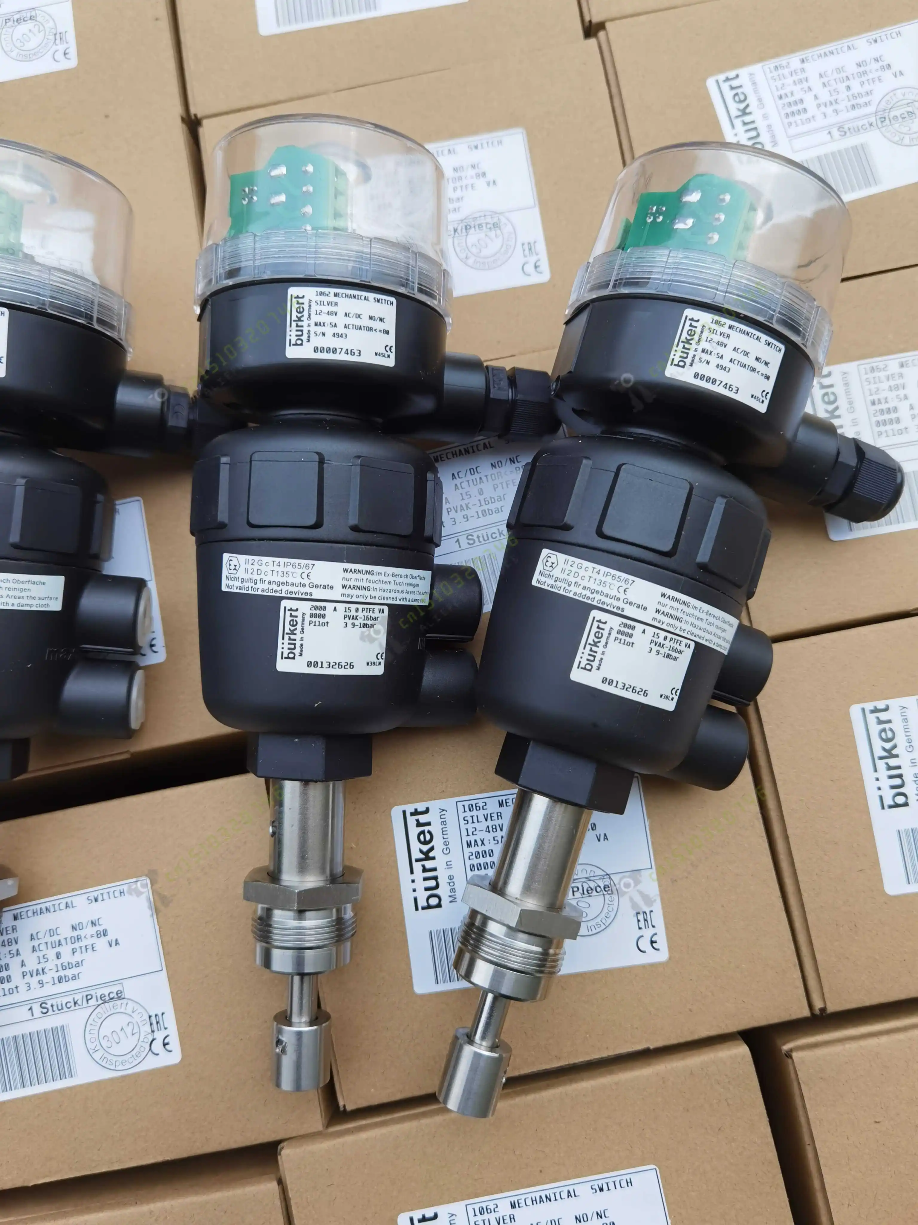 Safety lock at the mouth of the dye tank Burkert 1062 Pneumatic safety self-locking valve Angle seat valve