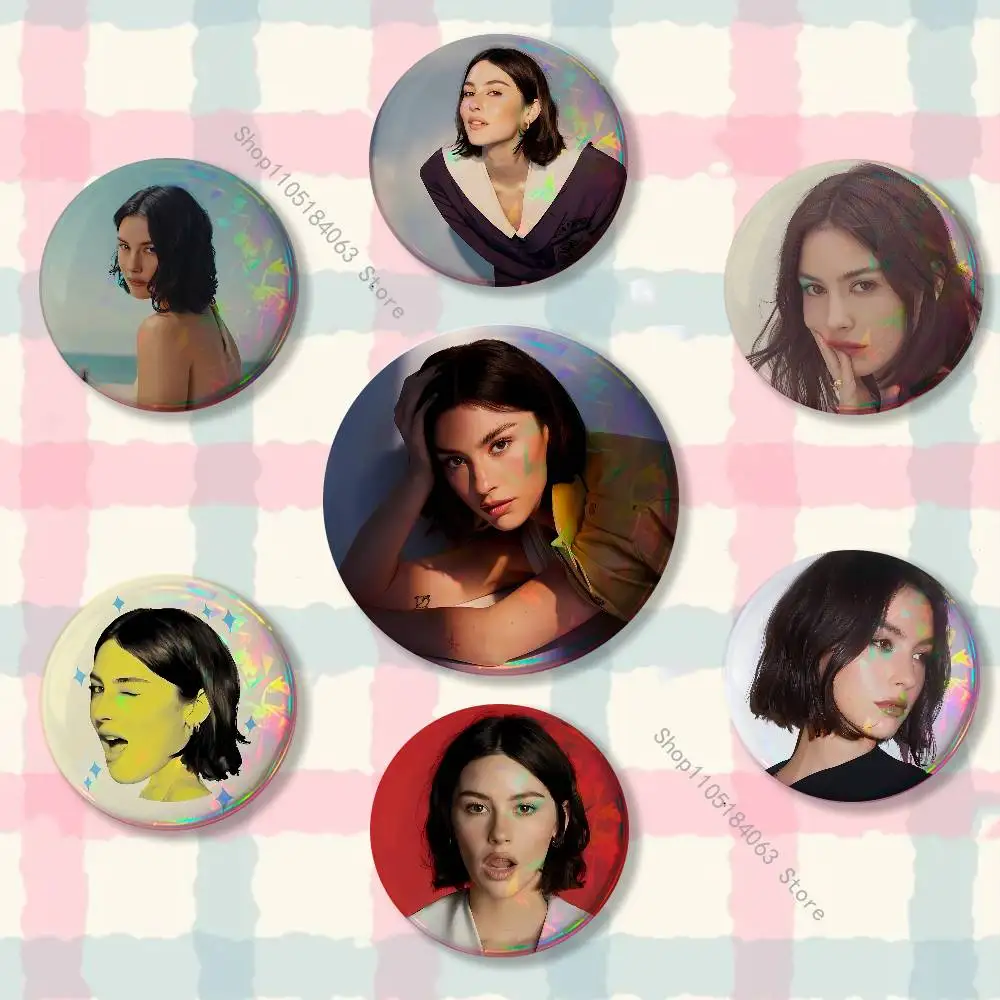 

Singer G-Gracie Abrams Reflective Pin Tinplate Round Brooch Cartoon Cosplay Badges for Bag Hat Toys Gifts