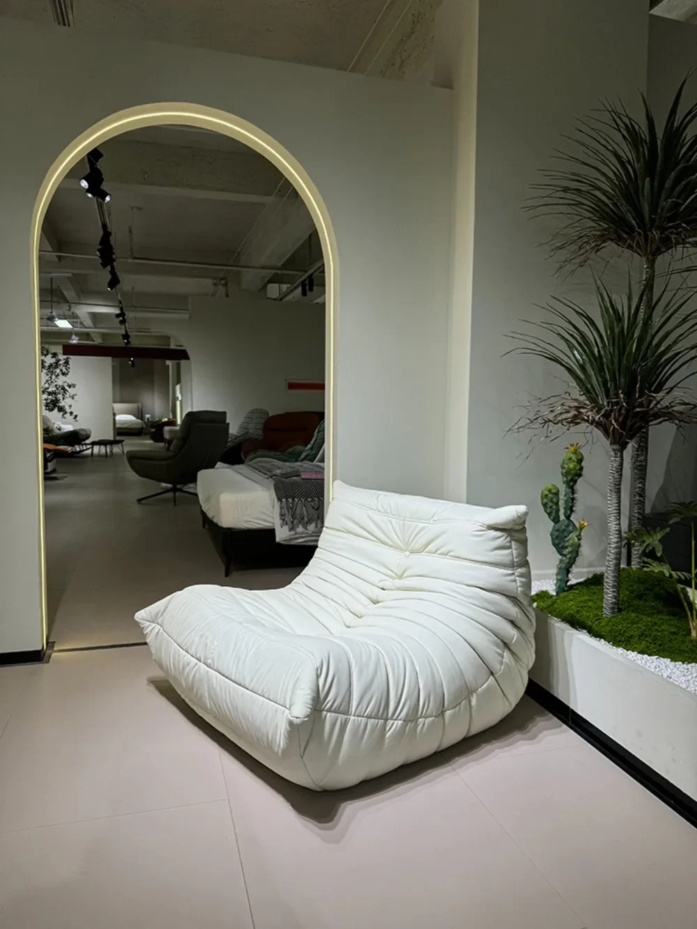 

Caterpillar sofa small apartment light luxury simple modern single Italian Internet celebrity floor freehand space bedroom lazy