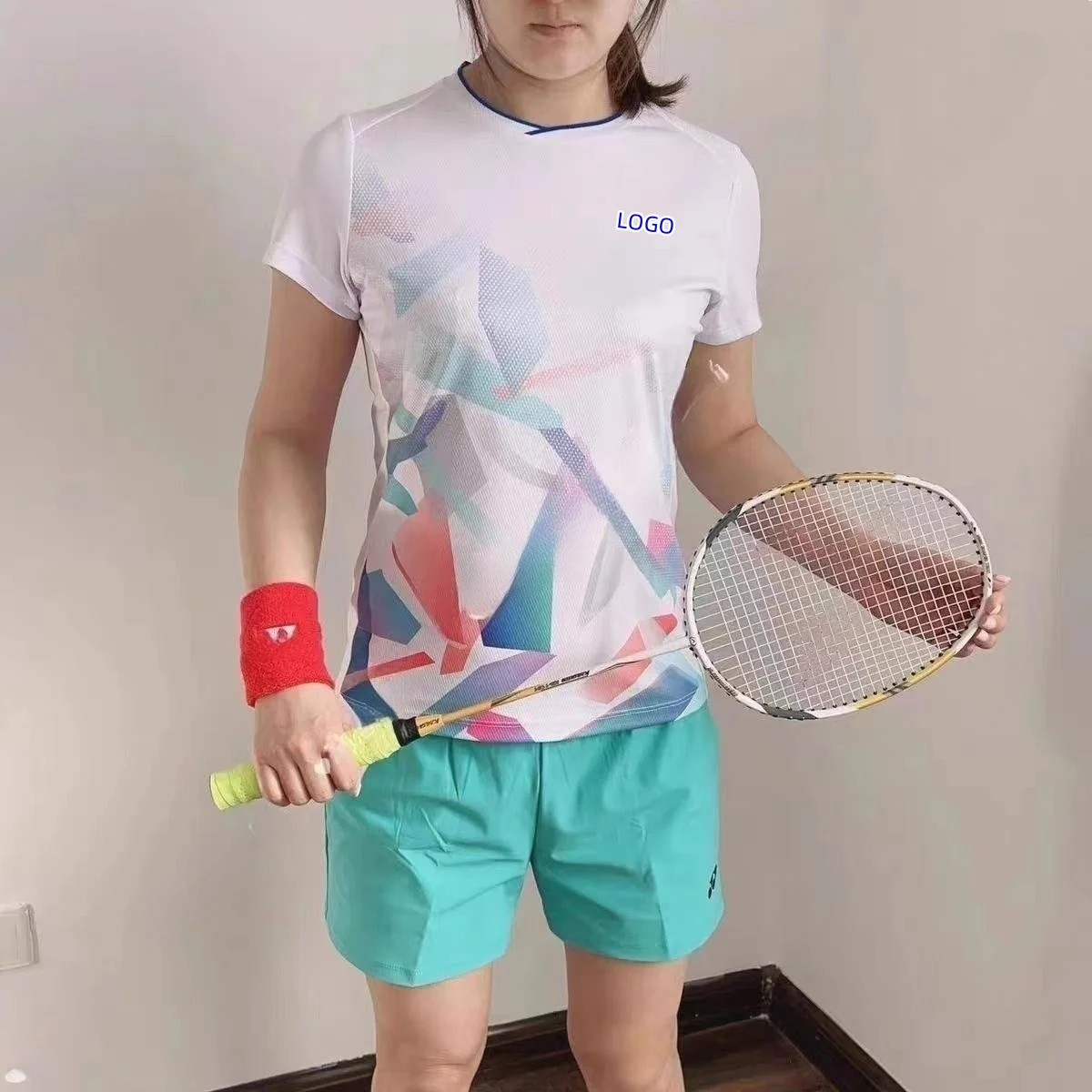 Customized men\'s and women\'s badminton T-shirt quick drying breathable V-neck tennis training clothes can be customized LOGO