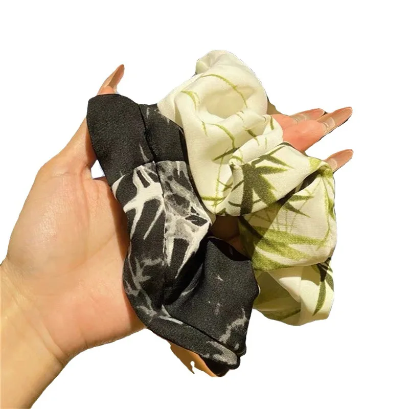 Scrunchies franceses blancos lechosos para mujeres y niñas, cintas para el pelo con estampado de hojas de arce verde, blanco y negro, banda de goma elegante