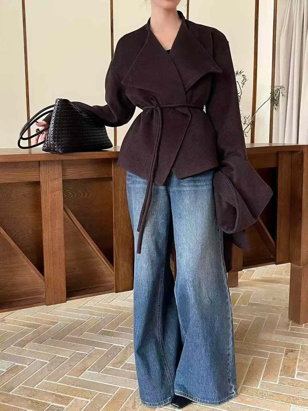 เสื้อแจ็คเก็ตขนสั้นผู้หญิง BJTZ รุ่นปี 2025 พร้อมผ้าคลุมคอและเข็มขัดรัดเอว ให้ความอบอุ่นสำหรับฤดูใบไม้ร่วงและฤดูหนาว ดีไซน์ทันสมัย สีพื้น เรียบง่าย ใส่ได้หลากหลายโอกาส