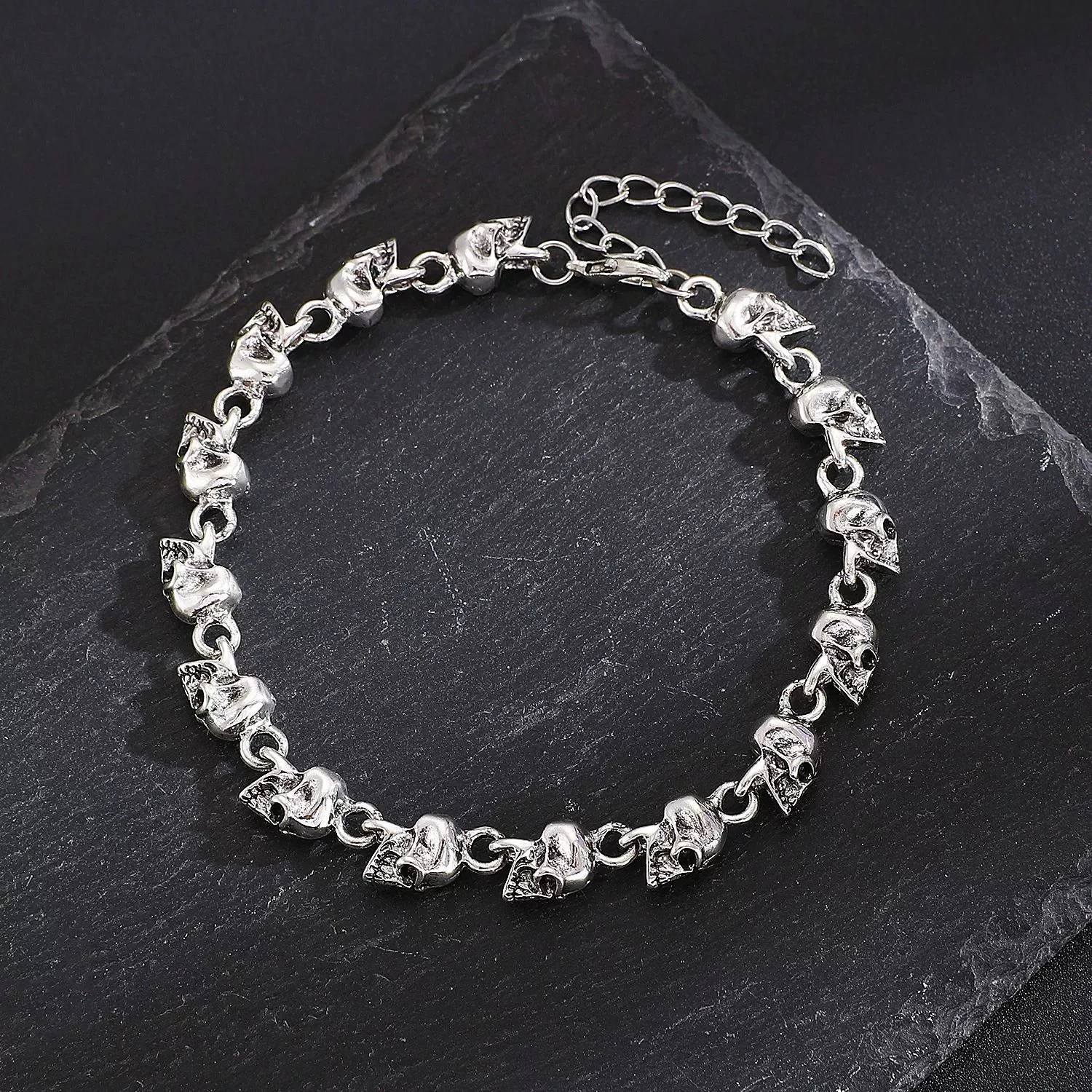 1Pc Punk Skulls Bracelets for Men Women Retro Skeleton Head Charm Bracelets DIY Jewelry Trendy Accessories Halloween Gifts 2025