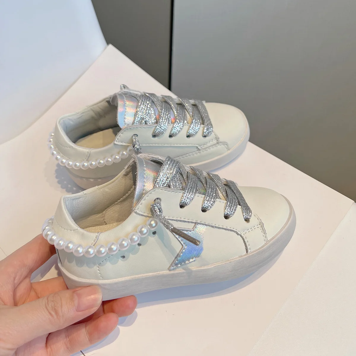 

Новая весенняя детская обувь, кожаные дышащие детские повседневные кроссовки для девочек, нескользящие модные топсайдеры для малышей с бусинами XZ003