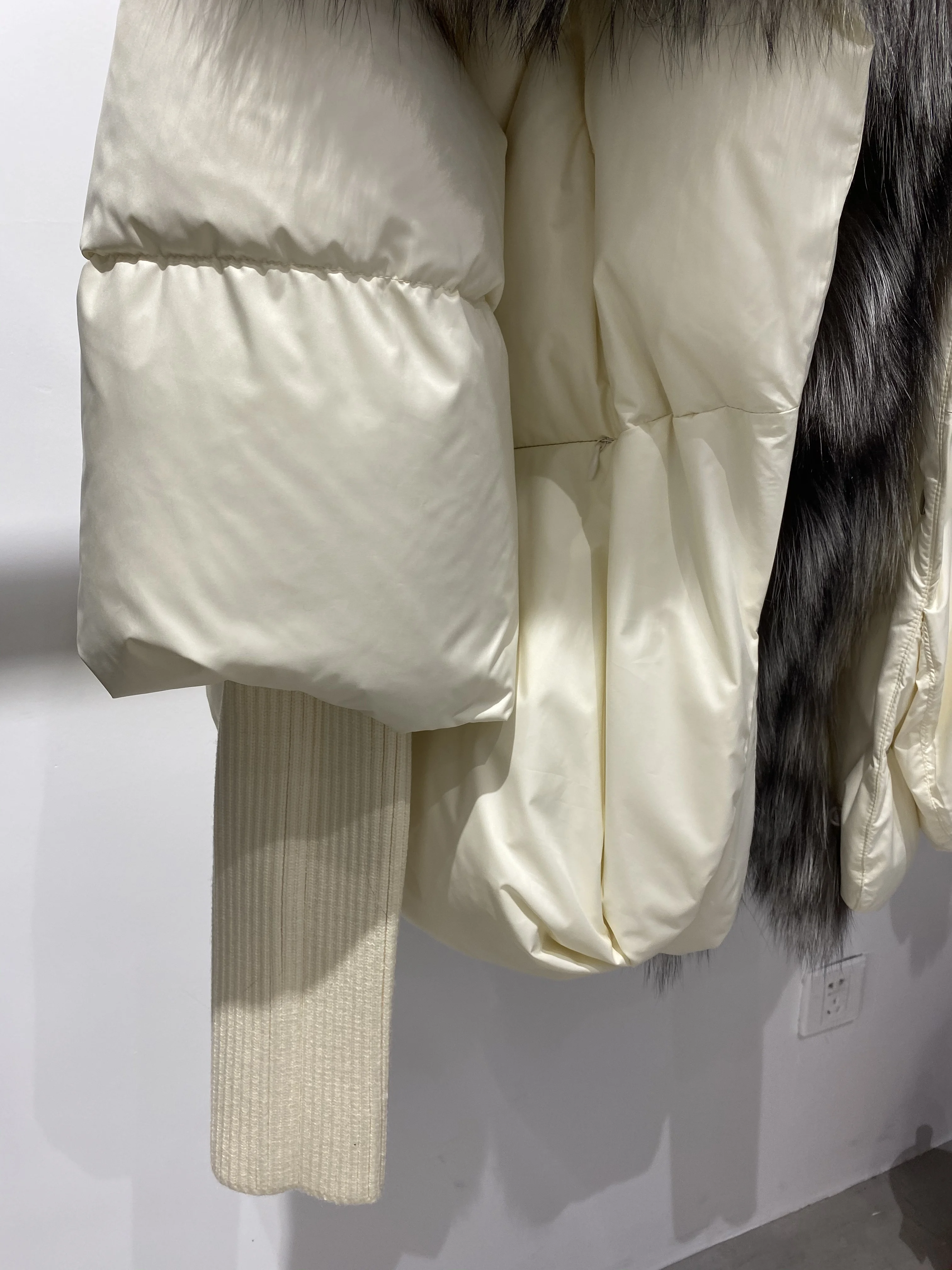2026 Winter Real Fox Fur Collar White Duck Down Padded Down Jacket Regular Fashion Warm Big Fur Collar Women's Coat