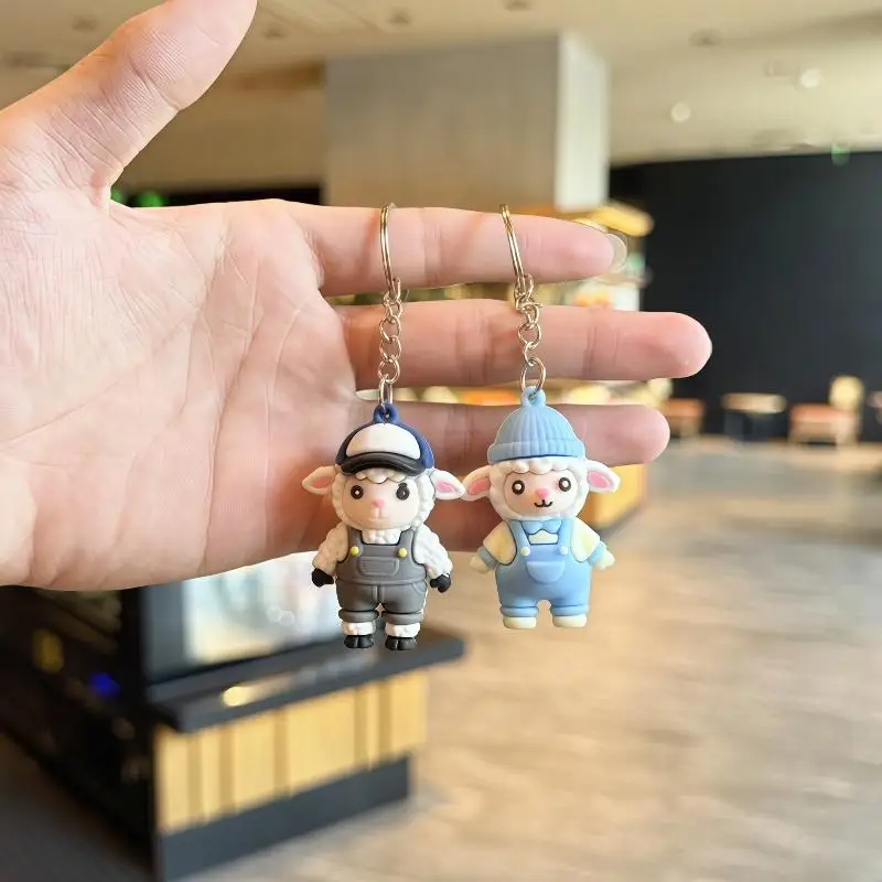 Niedliche Cartoon-Schaf-PVC-Schlüsselanhänger mit hübschen Outfits, robustem Metallring für schöne Taschendekoration, Geschenk für Kinder und Freunde. – Detail 8
