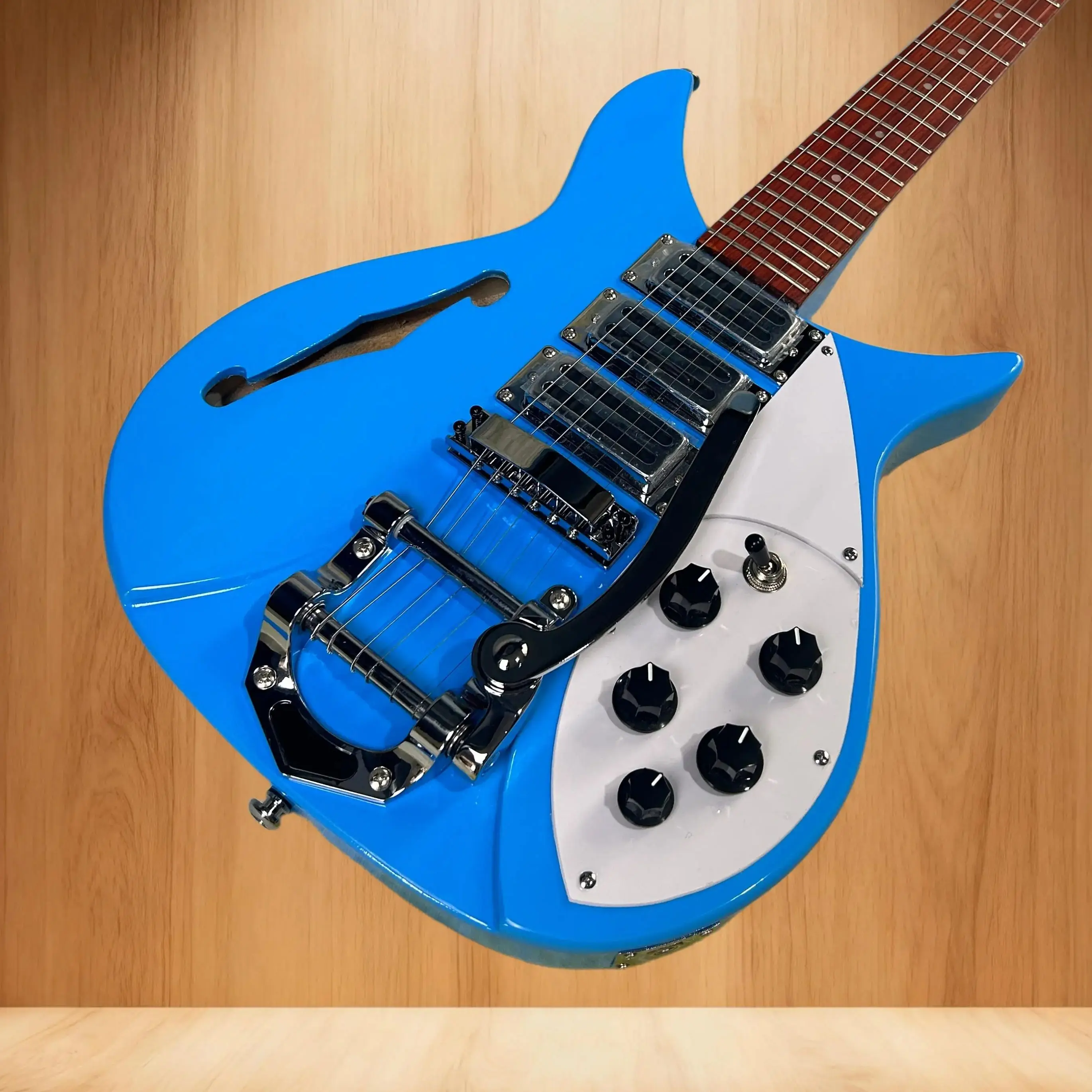 

Электрогитары Rickenbacker 325, полуакустические, синего цвета, длина грифа 527 мм, с F-отверстиями