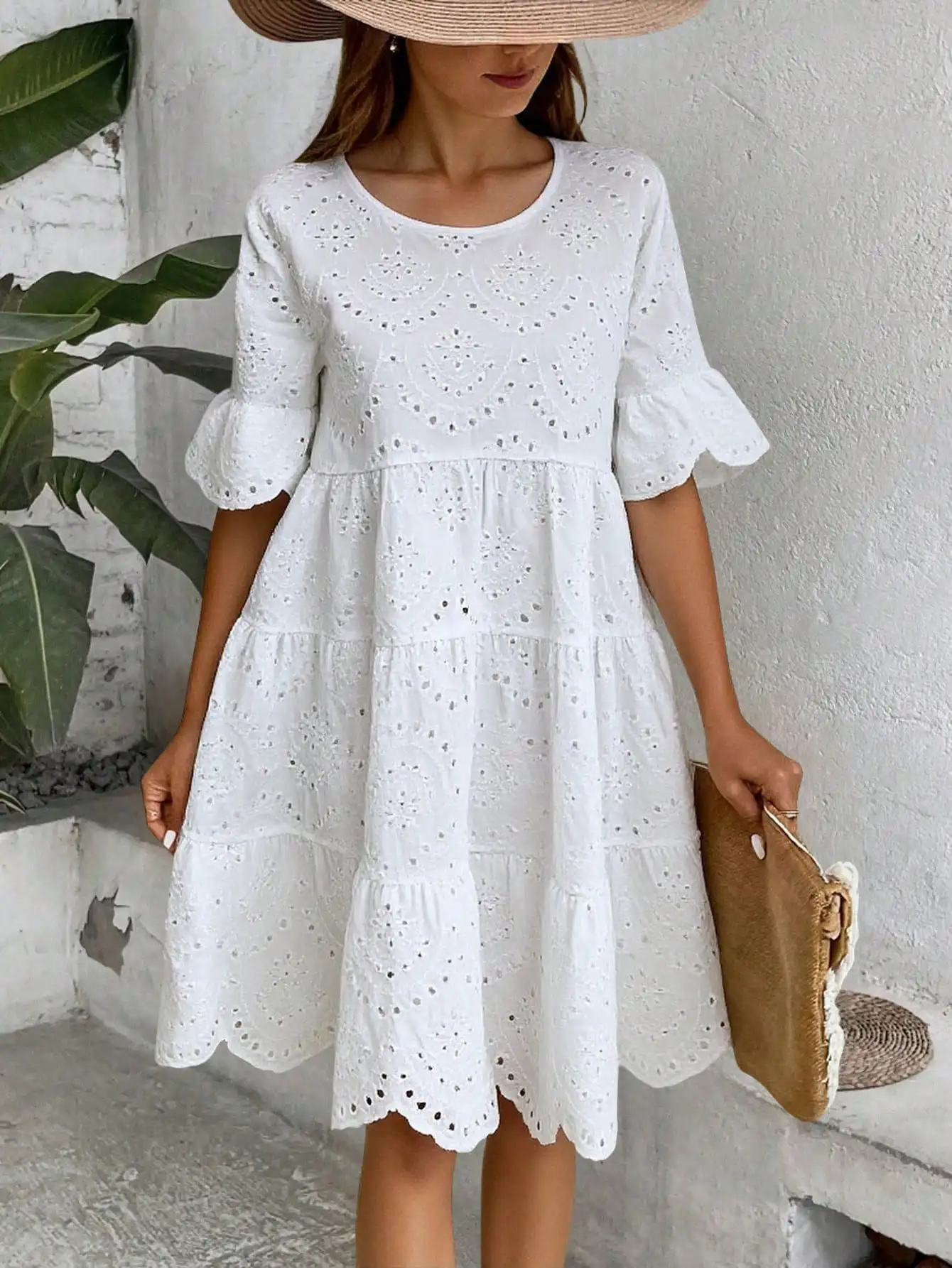 

Женское повседневное платье белого цвета с вышивкой и многоярусной юбкой