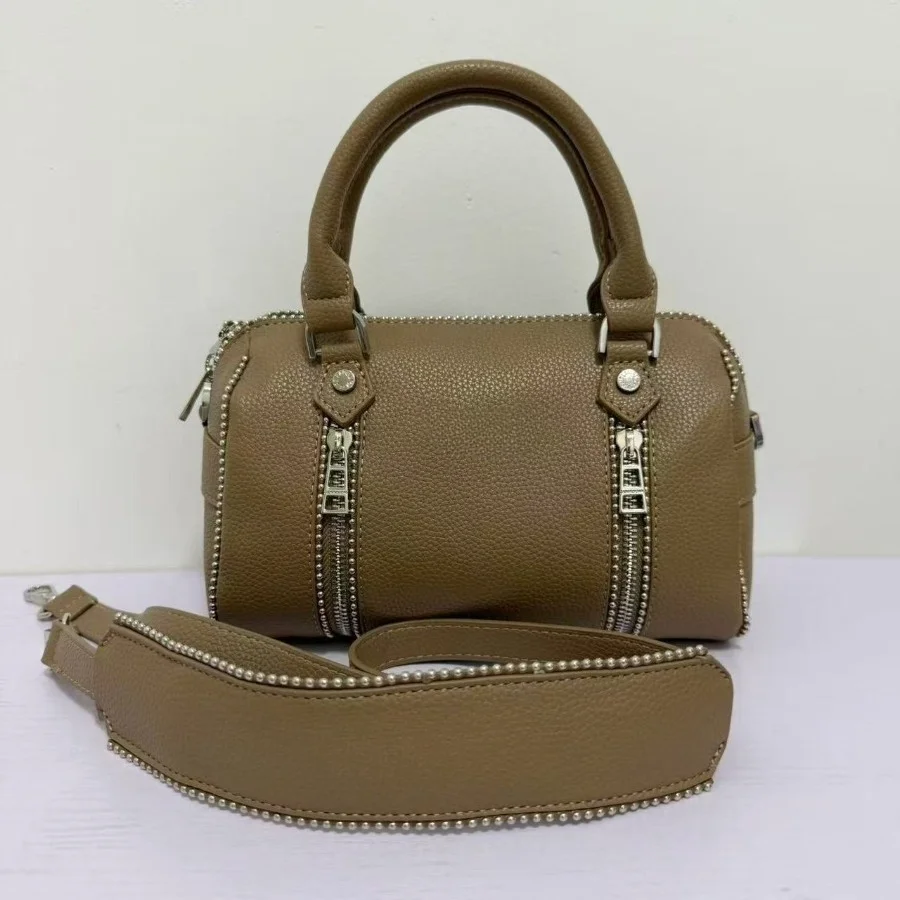 Modieuze zwarte dameshandtas Grote capaciteit PU lederen schoudertas Luxe design Retro crossbody tas met klinknagels