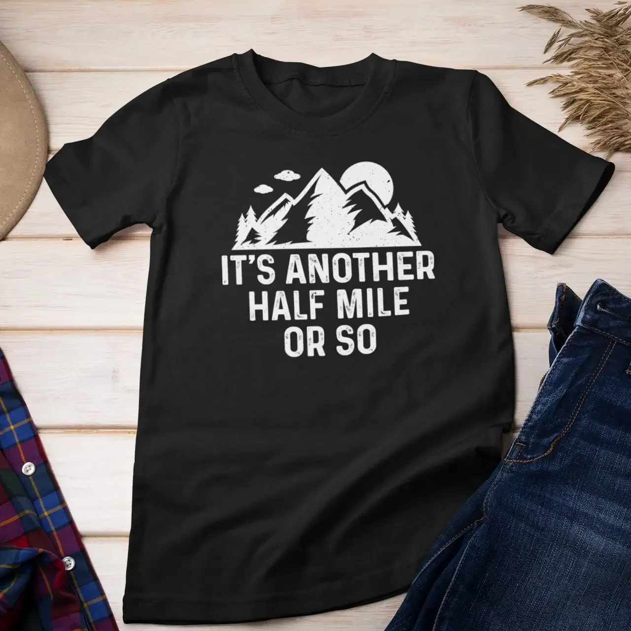 

Кемпинг и пеший туризм. Это еще полмили так. Забавная футболка для активного отдыха.