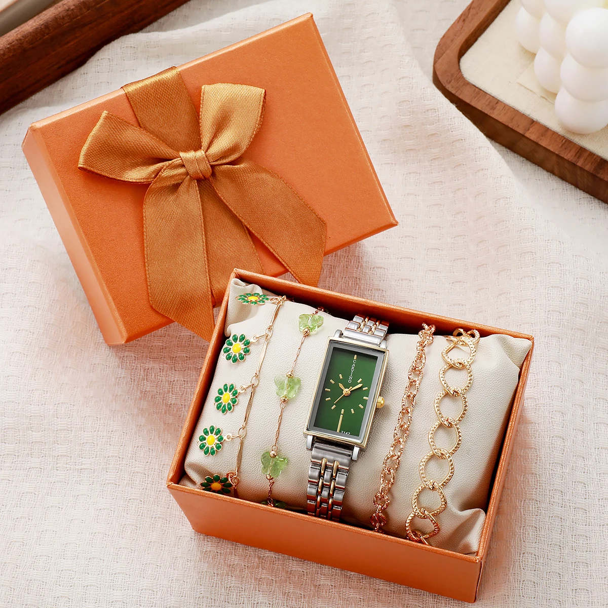 

Винтажный зеленый квадратный набор украшений с часами | Двухцветная резинка для волос | Подвеска «Дейзи и Клоуэр» | Набор из 4 предметов в ретро-стиле для женщин