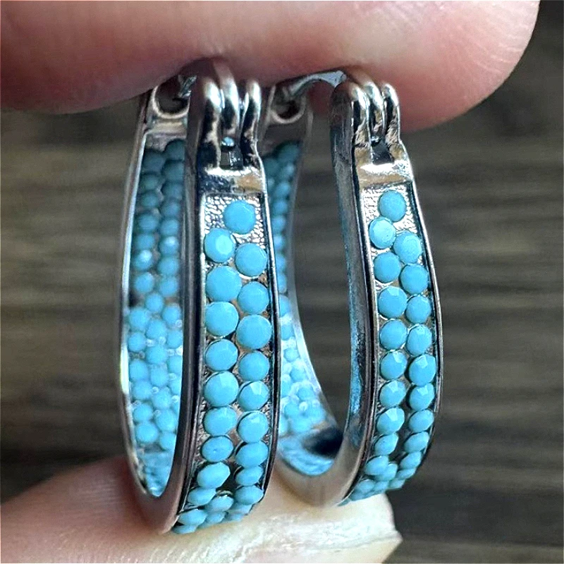 Böhmischer Vintage-Stil Synthetischer Türkis Versilberte Creolen für Damen Modischer Charm Schmuck für Bankette und Feiern Geschenk