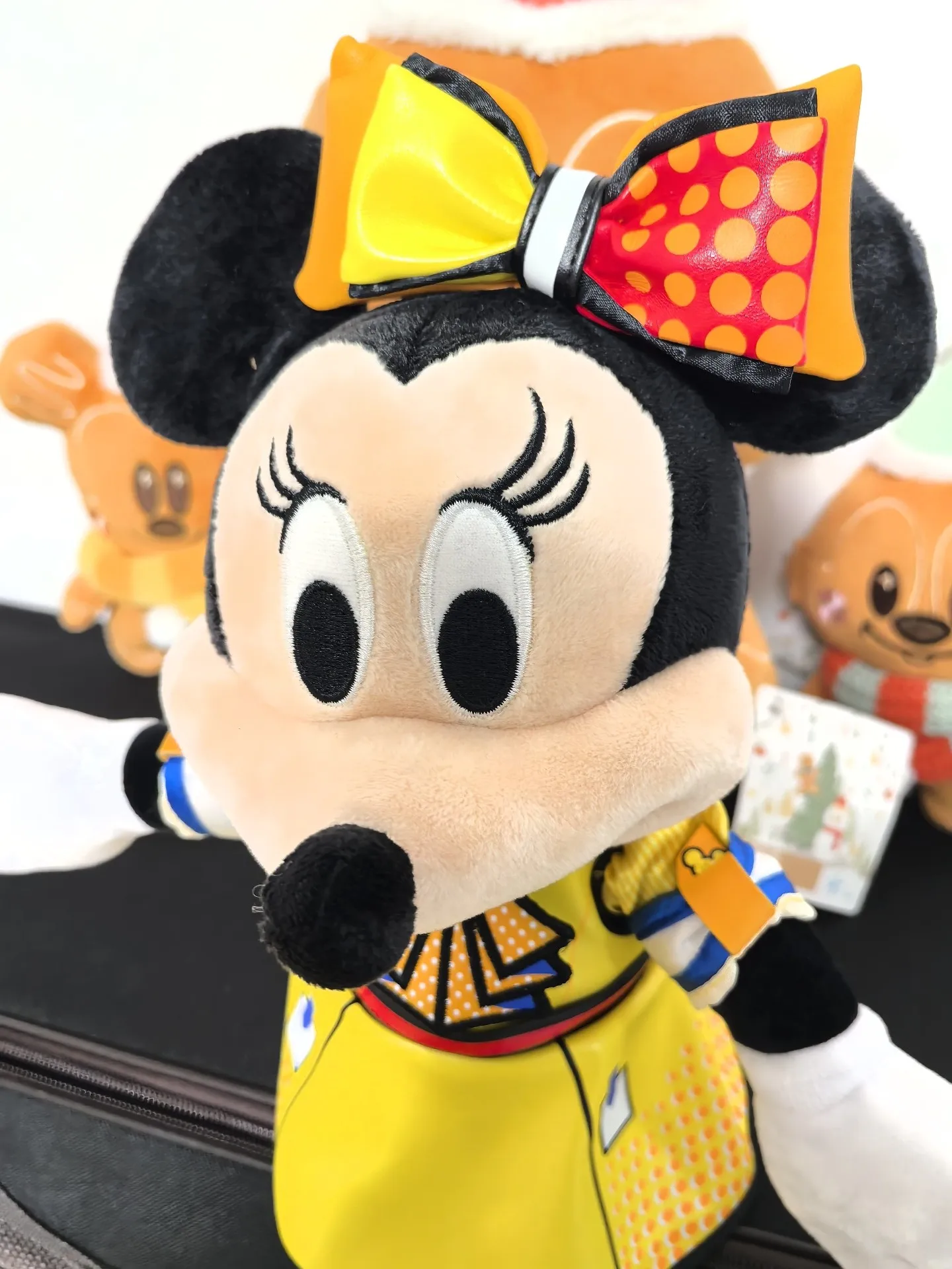 Kolorowe upominki z okazji urodzin Disneya - pluszowe figurki Myszki Miki i Minnie w czerwonych sukienkach - prezent urodzinowy dla dzieci