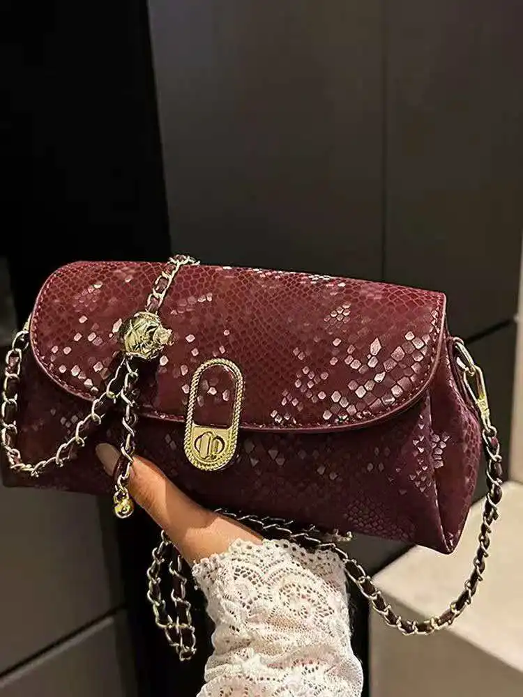 

2026 Модная кожаная сумка на цепочке со змеиным узором. Привлекательная и универсальная сумка через плечо большой вместимости для использования в ночное время.