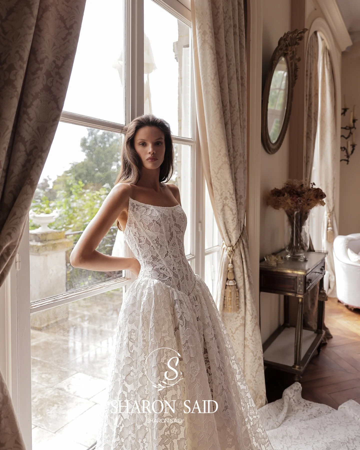 Sharon Said 2025, elegantes weißes Hochzeitskleid mit Spitze, A-Linie, schlicht, ärmellos, Hofschleppe, Prinzessin-Brautkleid SW 077, individuell gestaltet