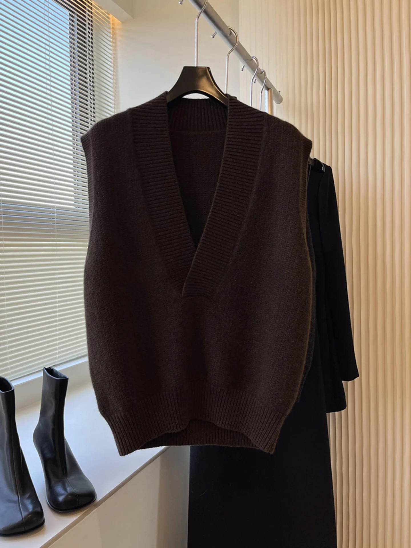 

Comfortable V-Ne Loose Knitted Vest for Commuting Svel Faionable Outerwear Layering Piece Ideal for Autumn