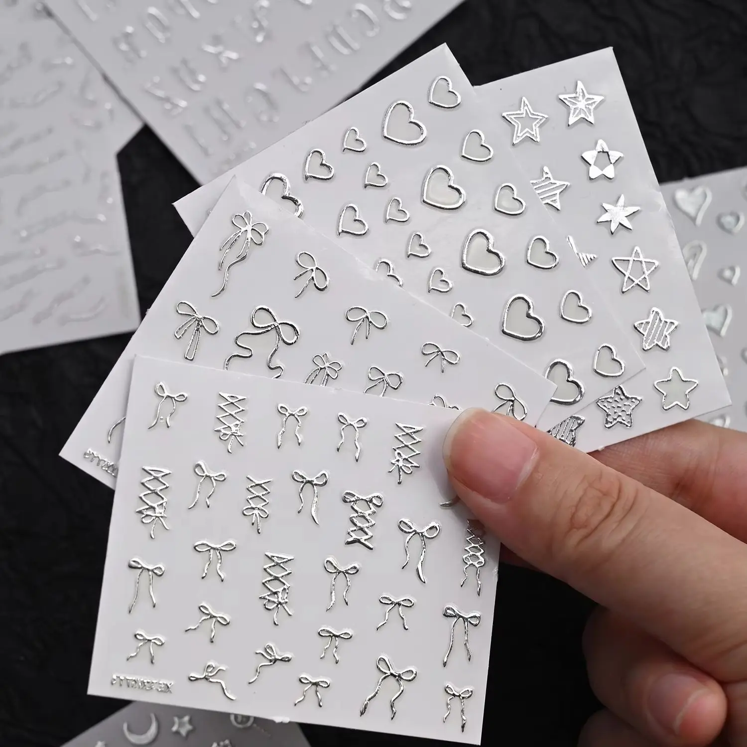 30 unidades de pegatinas metálicas plateadas de estilo gótico y vintage para decorar las uñas, con motivos de letras góticas, corazones, estrellas, lunas y cruces. Adhesivos para manicuras de estilo vintage, ideales para proyectos de bricolaje.
